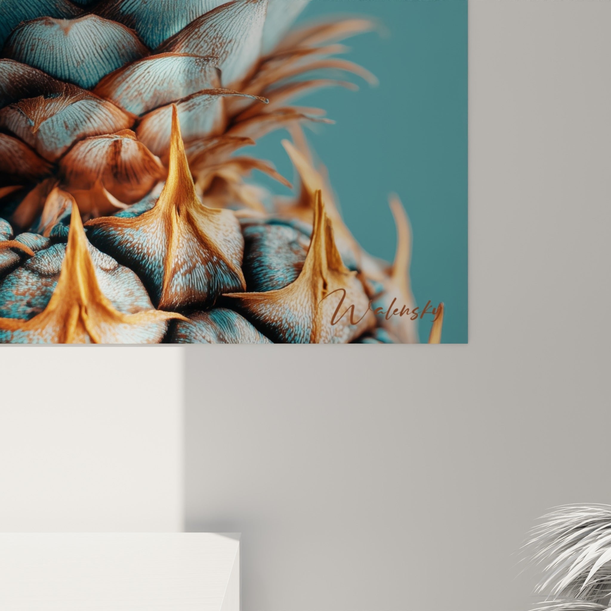 Détail des pointes cuivrées et du grain bleu sarcelle de l'impression de l'ananas accroché