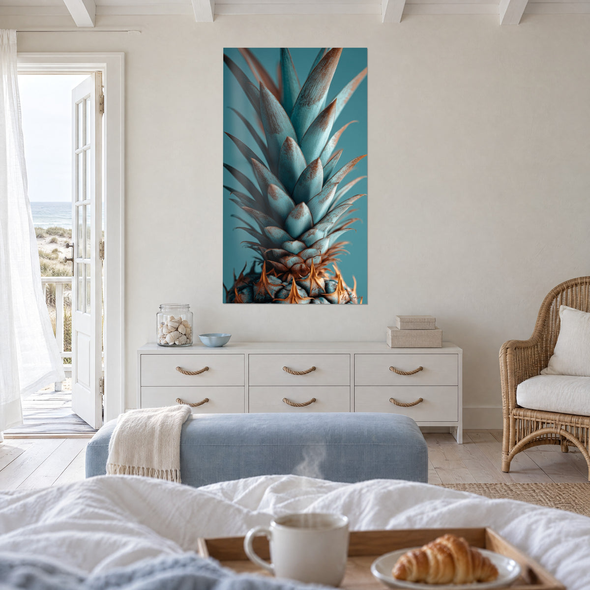 Tableau panache de feuilles d'ananas turquoise et orangé, au-dessus d'un lit dans une chambre claire