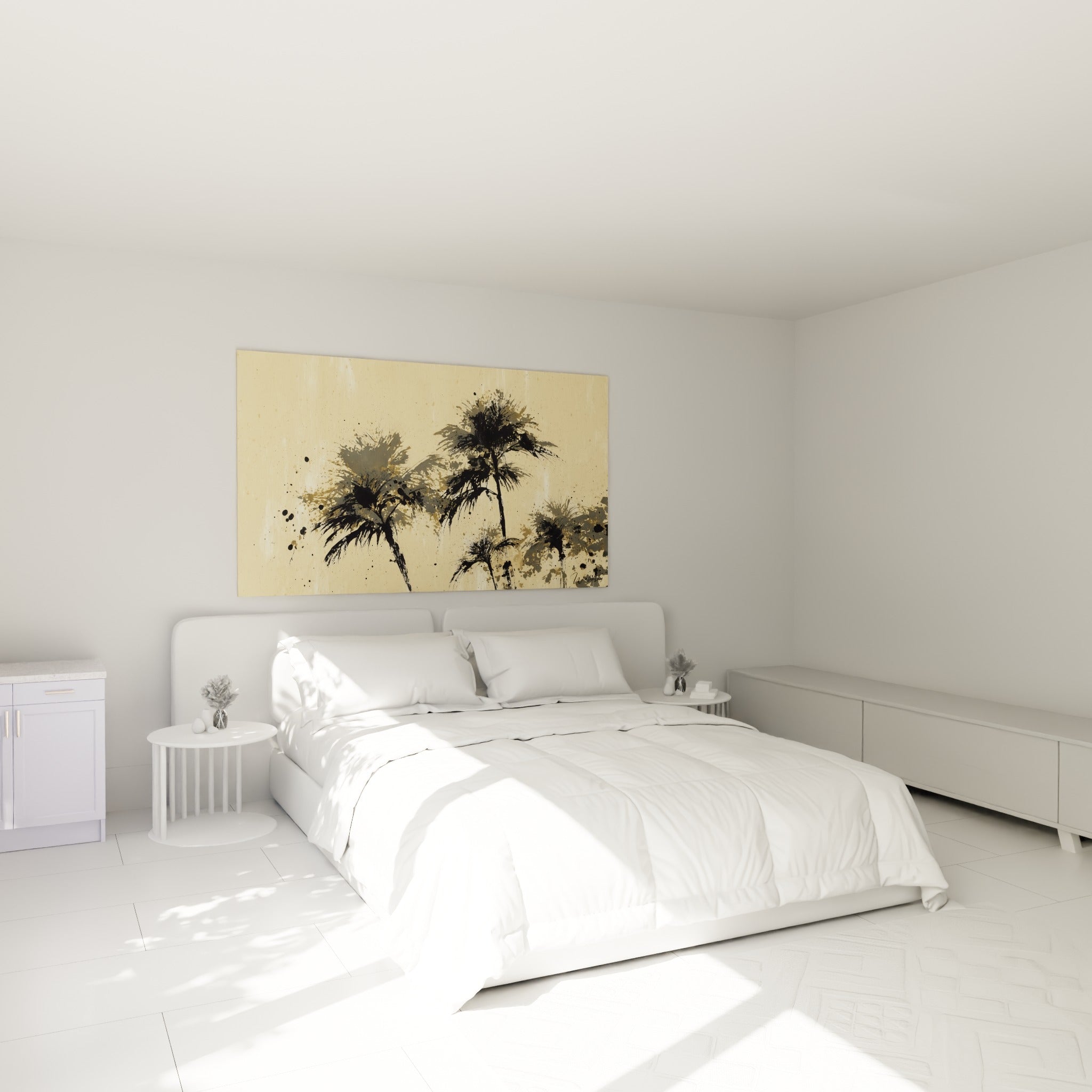 Silhouettes de palmiers anthracite et sable projetées à l'encre, accrochées au-dessus d'un lit dans une chambre claire.