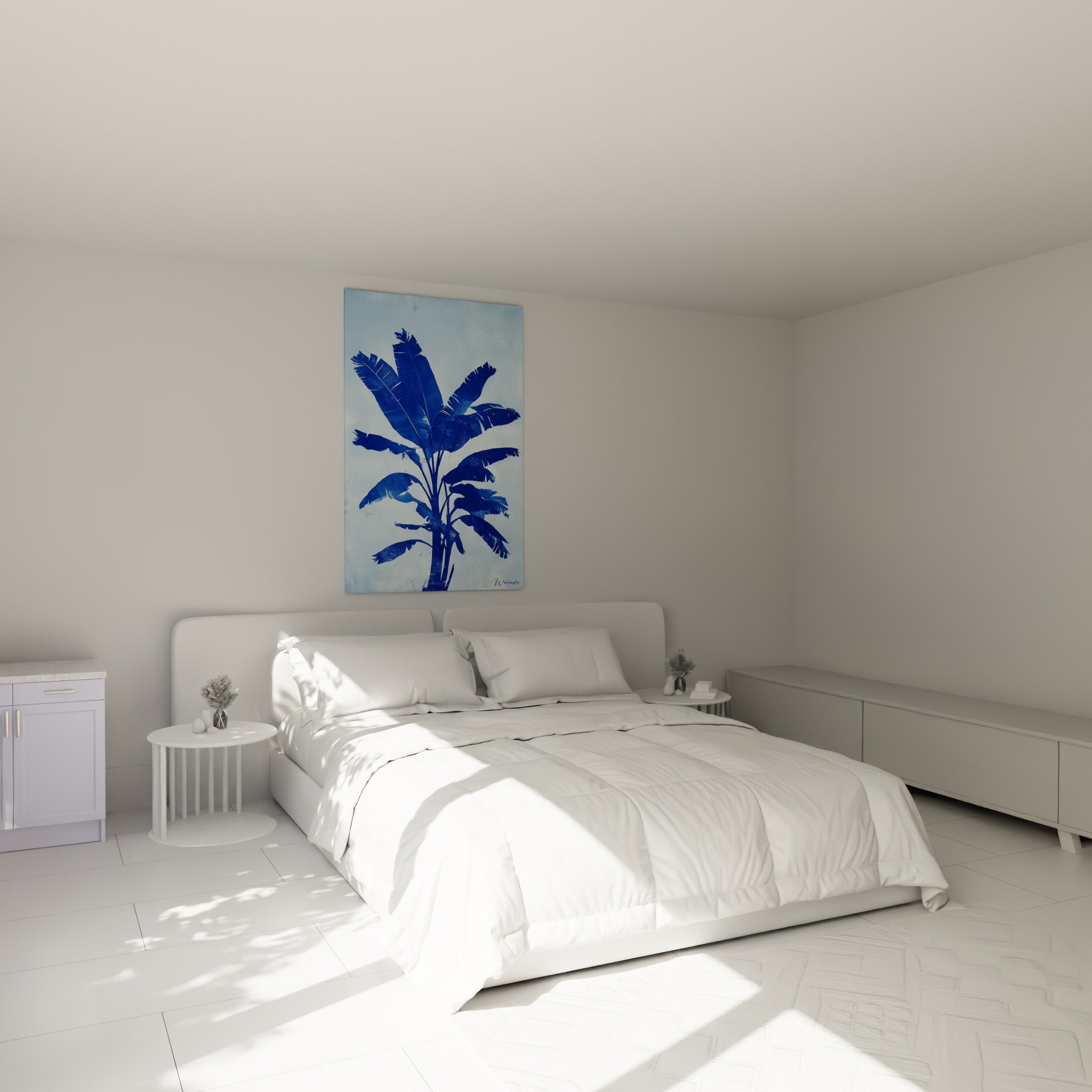 Feuillage tropical bleu marine et ciel pastel accroché au-dessus d'un lit dans une chambre claire