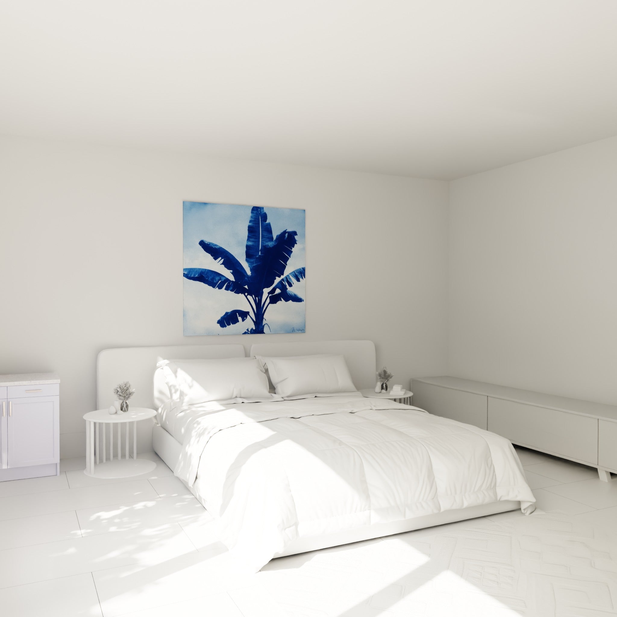 Feuillage de Palmier bleu indigo et blanc cassé accroché au-dessus d'un lit dans une chambre claire