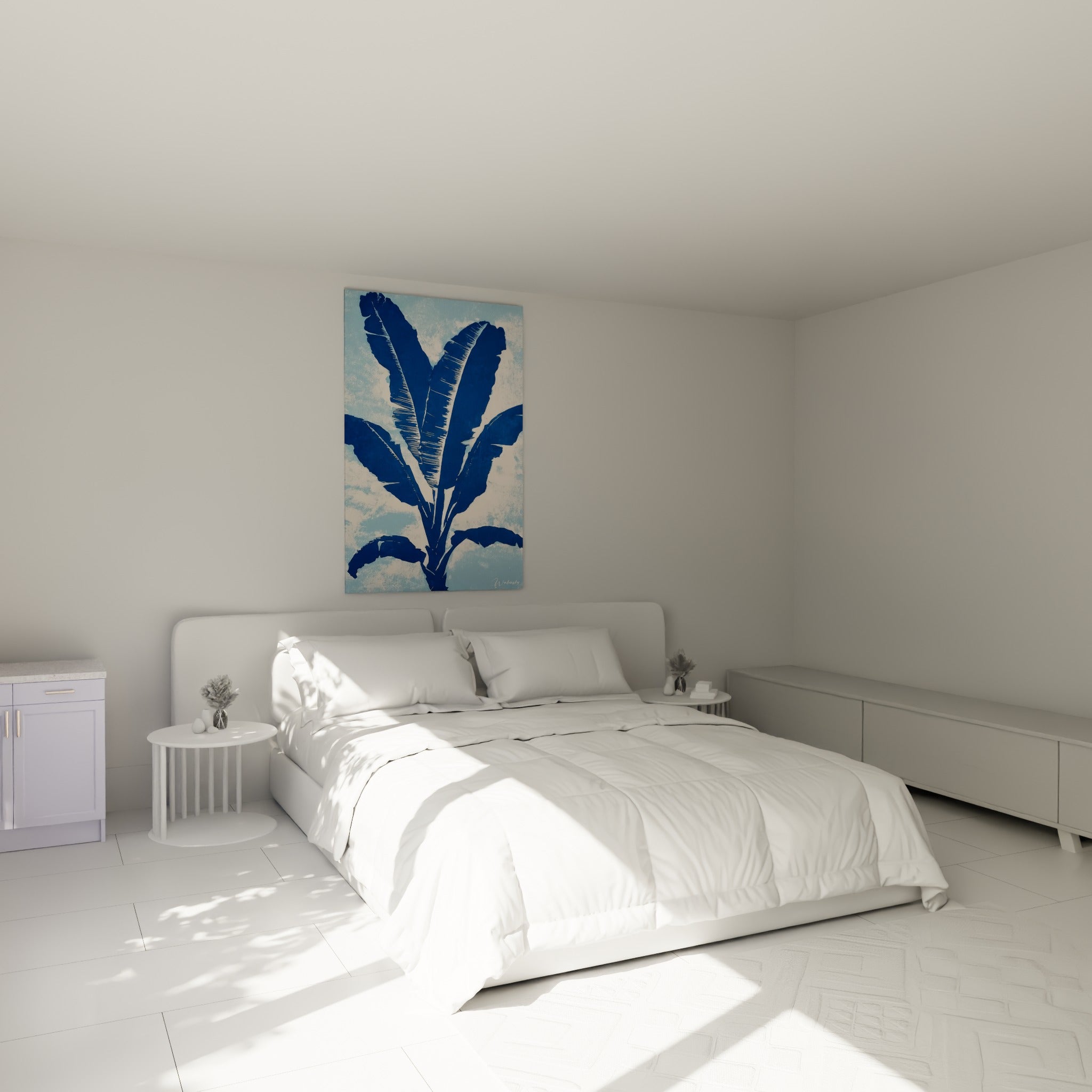 Feuillage de bananier bleu marine et pastel accroché au-dessus d'un lit dans une chambre claire