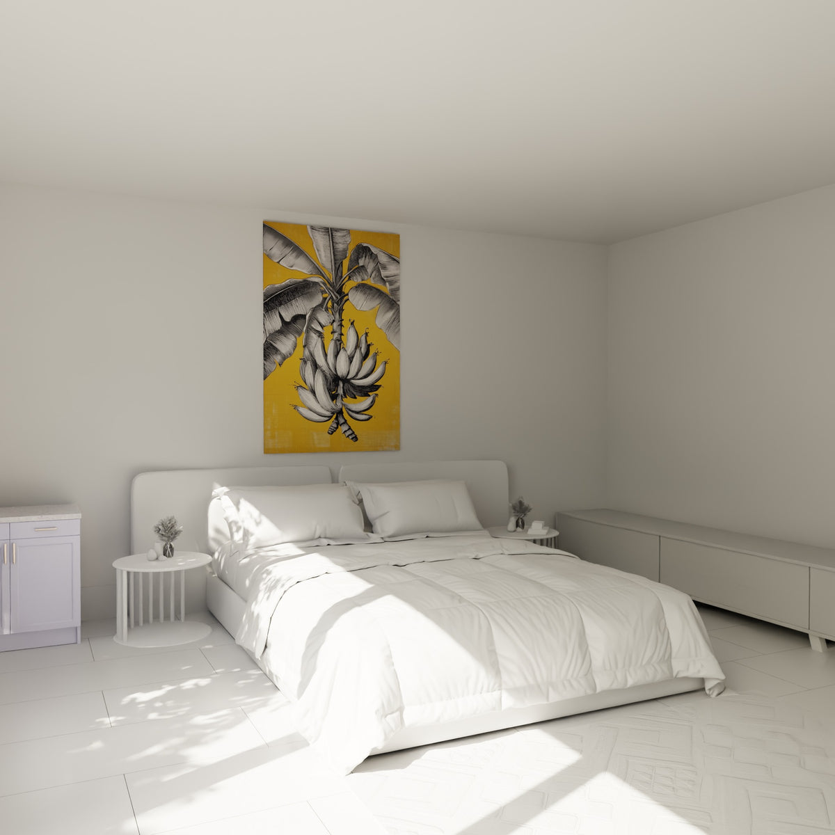 Régime de bananes dessiné en noir sur fond ocre, accroché au-dessus d'un lit dans une chambre claire