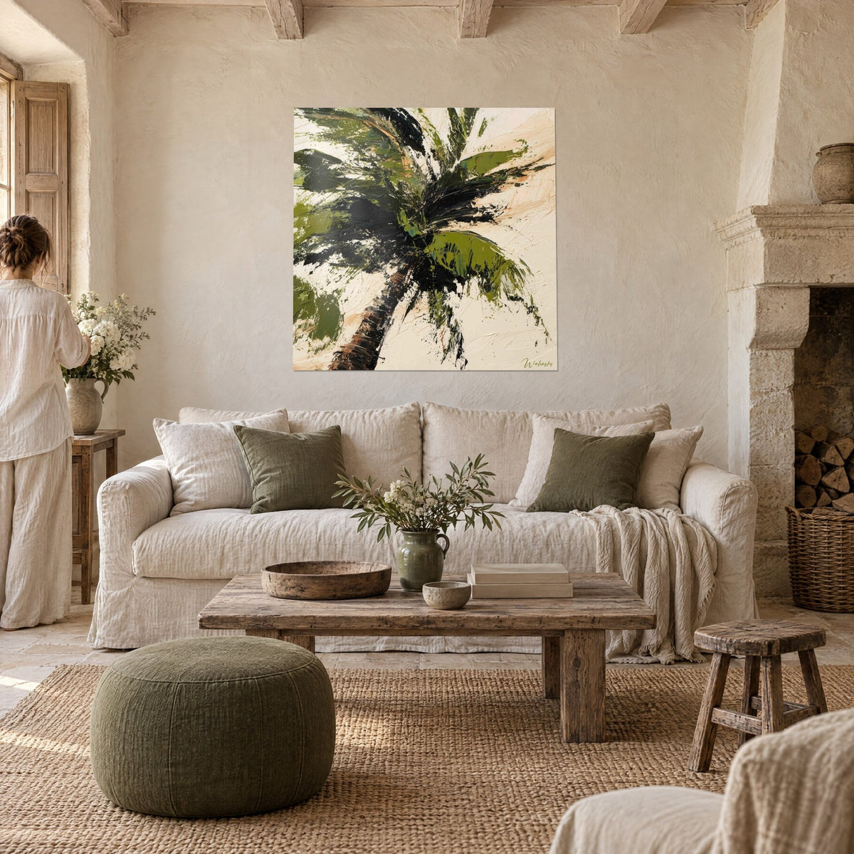 Gemälde Palme im Wind, olivgrüne und schwarze Wedel auf cremefarbenem Grund, über einem Sofa in einem hellen Wohnzimmer