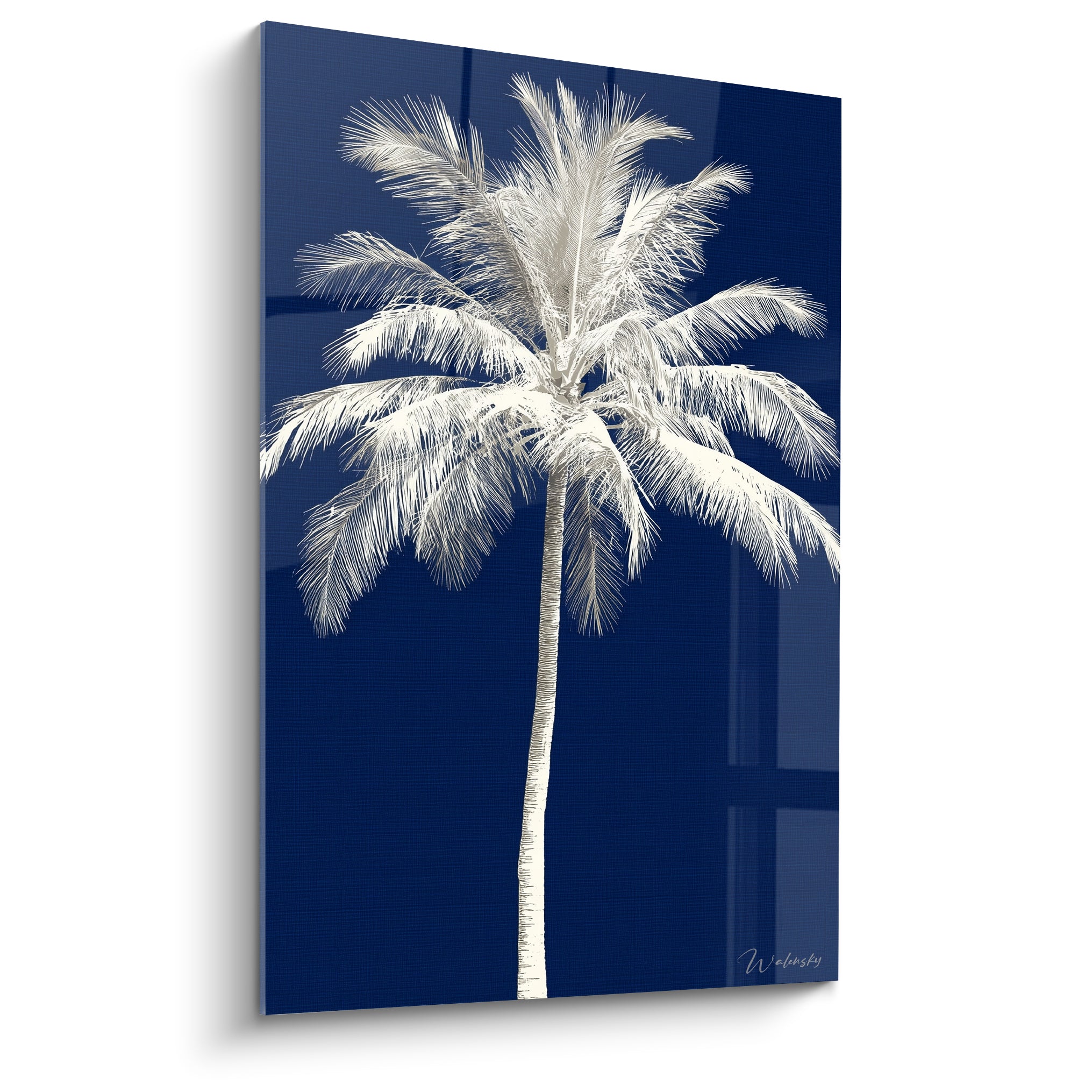 Palmier blanc élancé se déployant sur un fond bleu marine profond, silhouette graphique et lumineuse