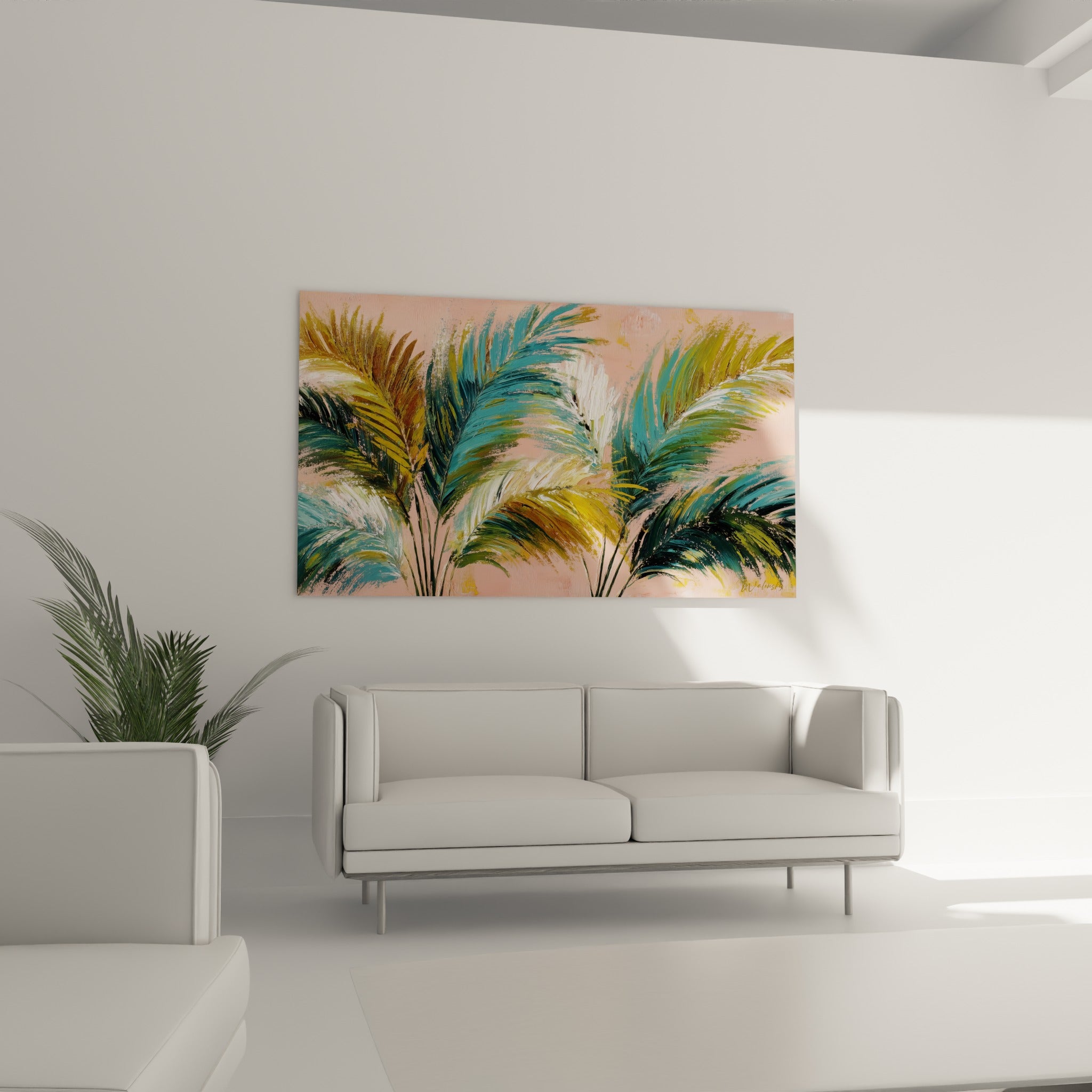 Feuillage tropical vert olive et doré de ce tableau Palmier au-dessus d'un canapé dans un salon lumineux
