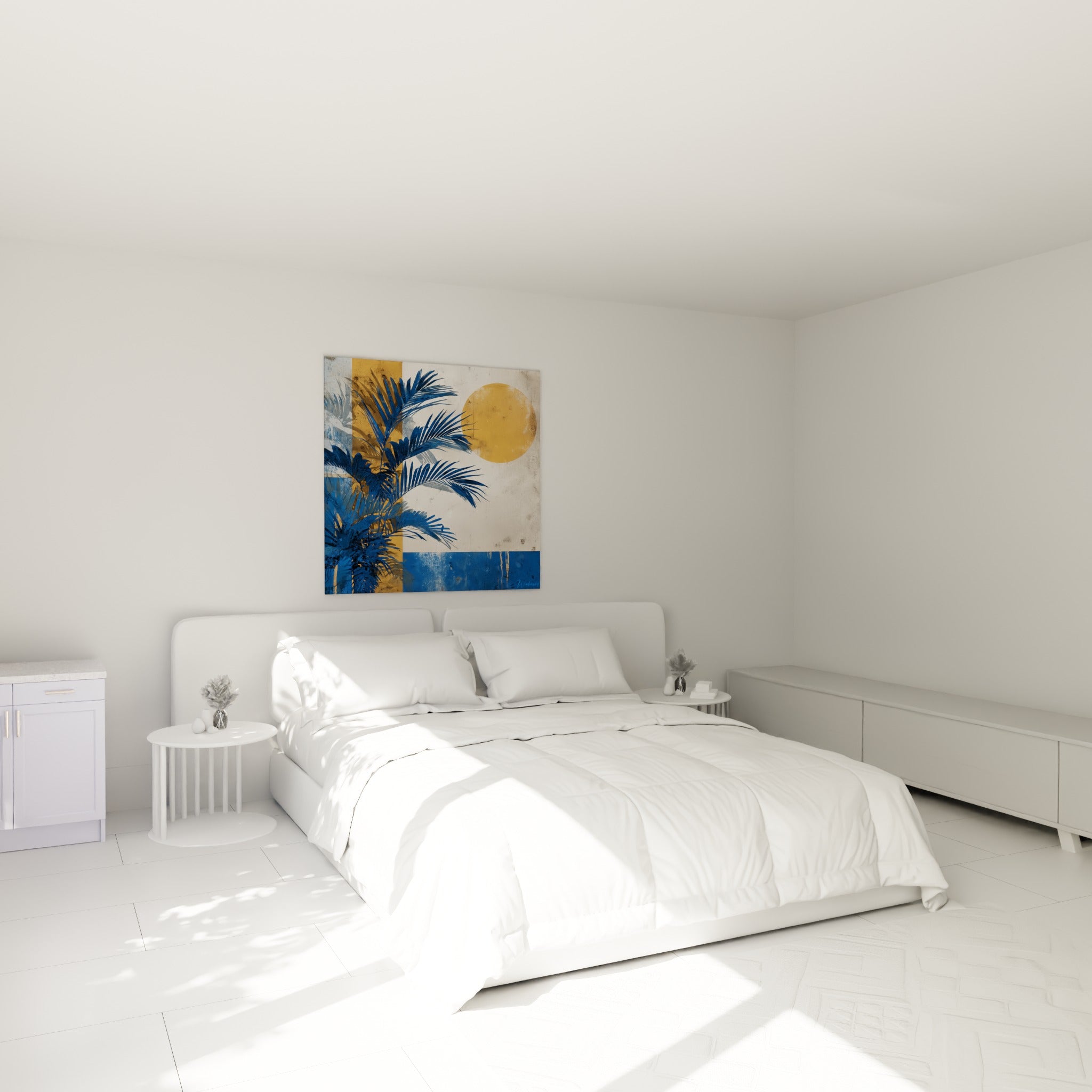 Feuilles de palmier bleu marine et soleil ocre suspendus au-dessus d'un lit dans une chambre claire
