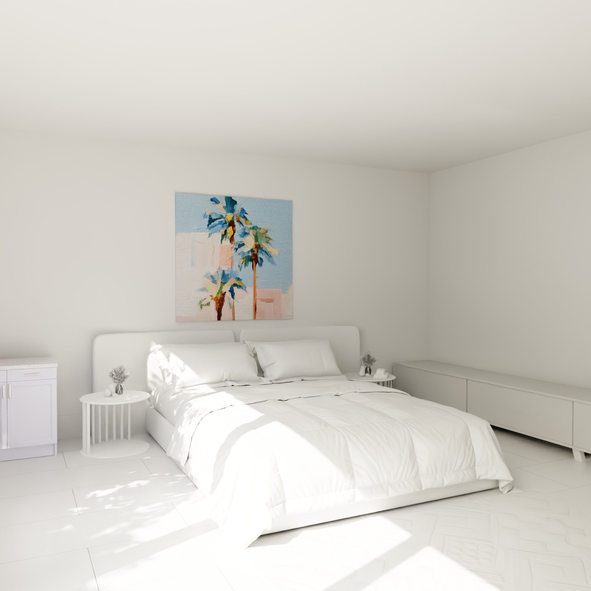 Palmiers aux feuillages bleu marine et troncs orangés accrochés au-dessus d'un lit dans une chambre claire