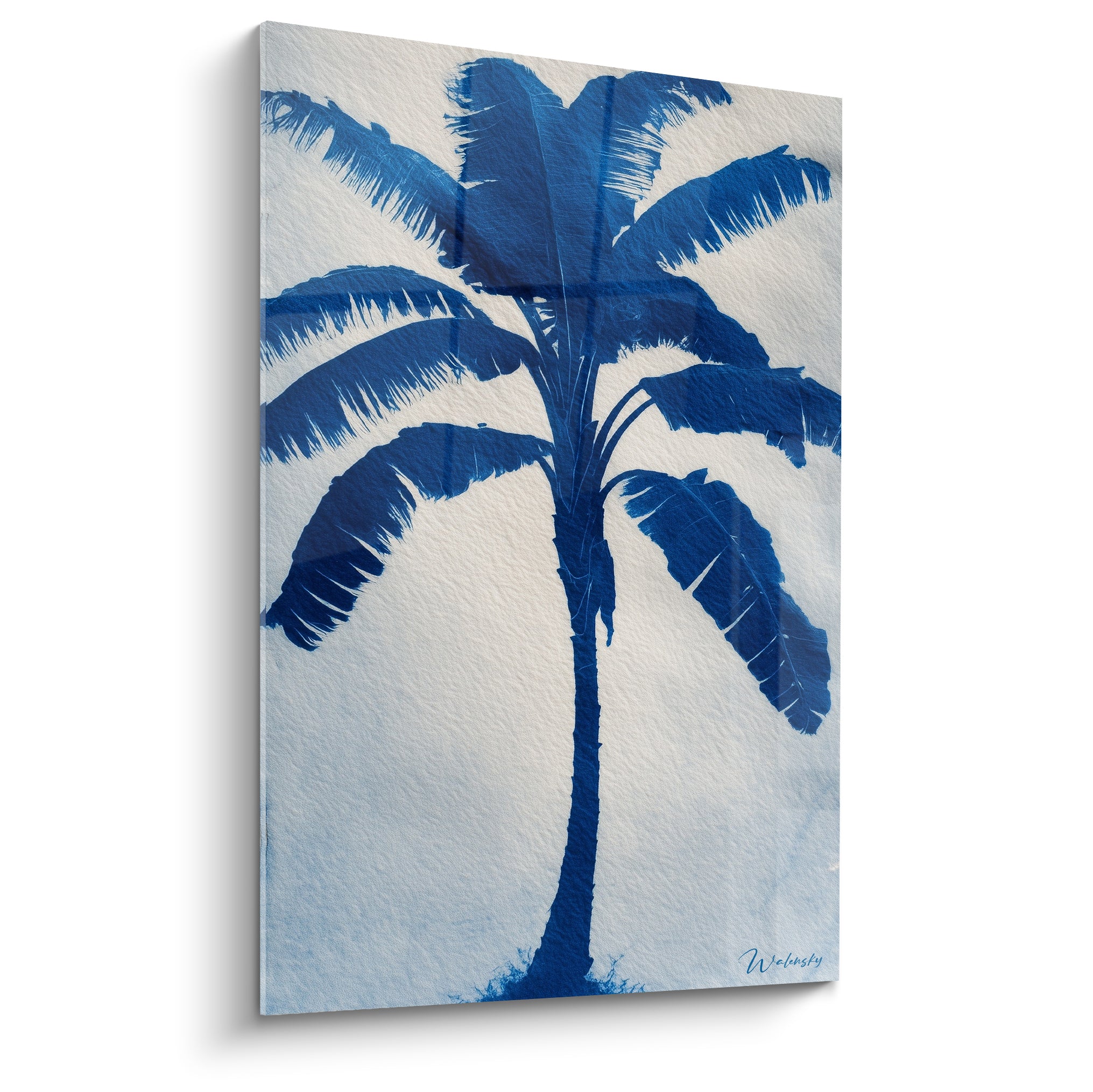 Palmier bleu marine à larges feuilles se déployant sur fond ivoire texturé façon papier ancien