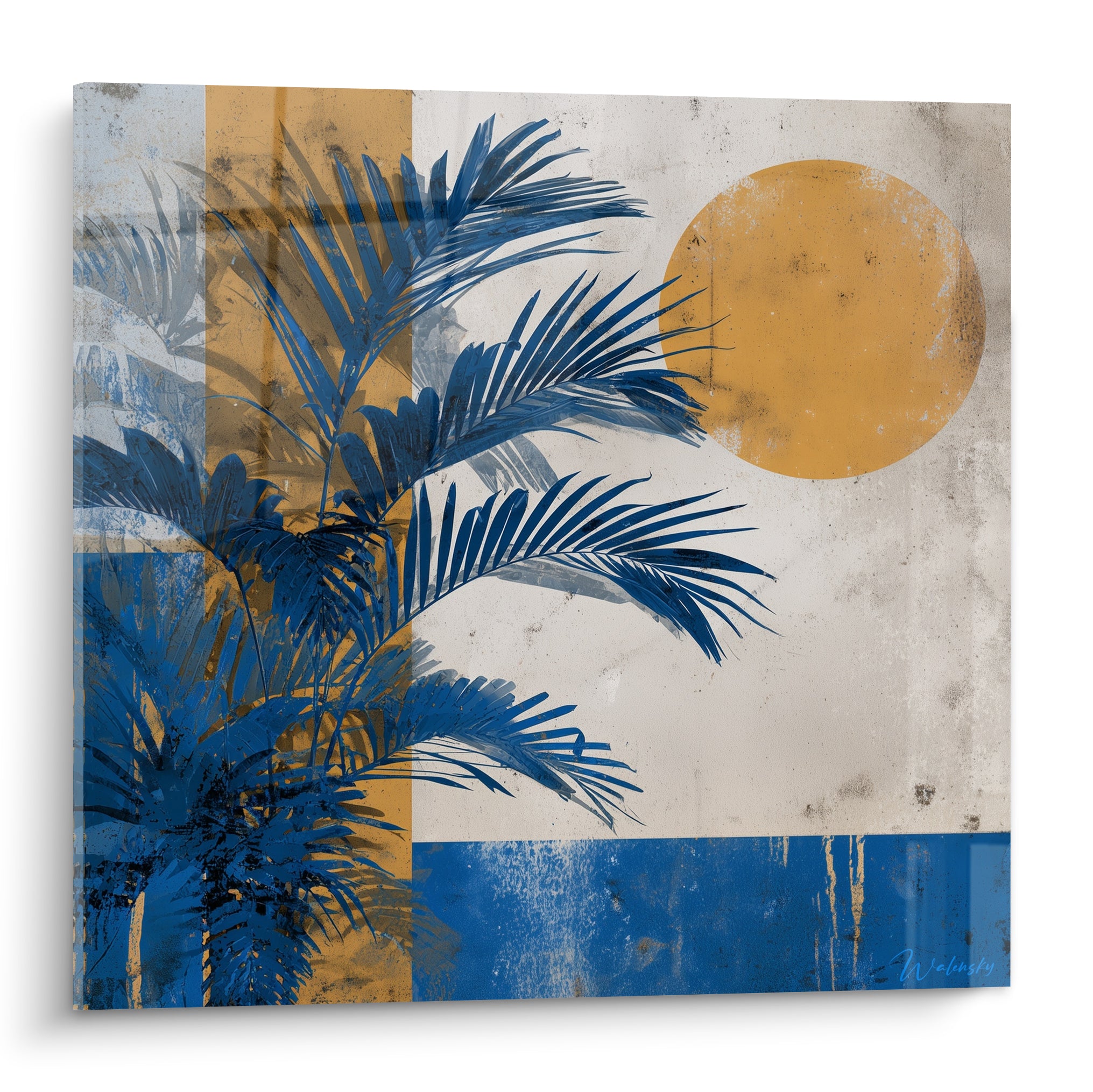 Palmier bleu marine aux palmes déployées devant un soleil ocre sur fond blanc texturé