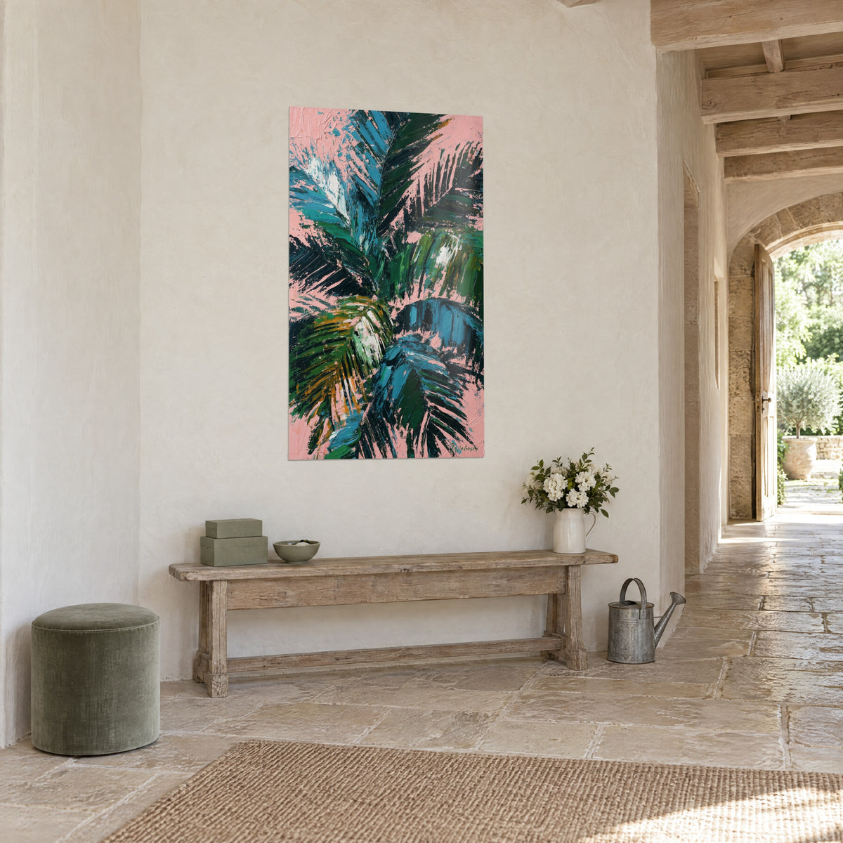 Tableau frondaison tropicale en éventail dense, coups de spatule bleu turquoise et vert profond sur rose, mur crépi, maison en pierre