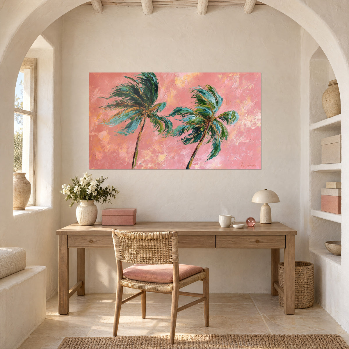 Tableau palmeraie ventée en coups de couteau, frondes vert jade et ocre doré sur rose tendre, au-dessus d'un bureau en bois clair