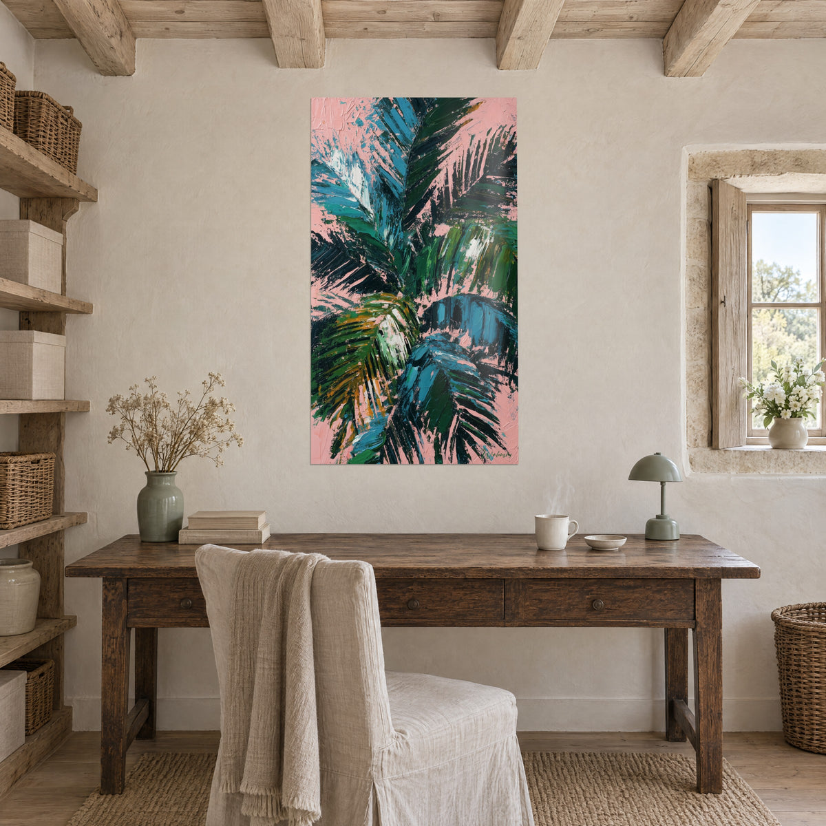 Tableau jungle de feuilles striées en pâte épaisse, bleu glacier et vert sombre sur rose pâle, bureau en bois, poutres et fenêtre en pierre