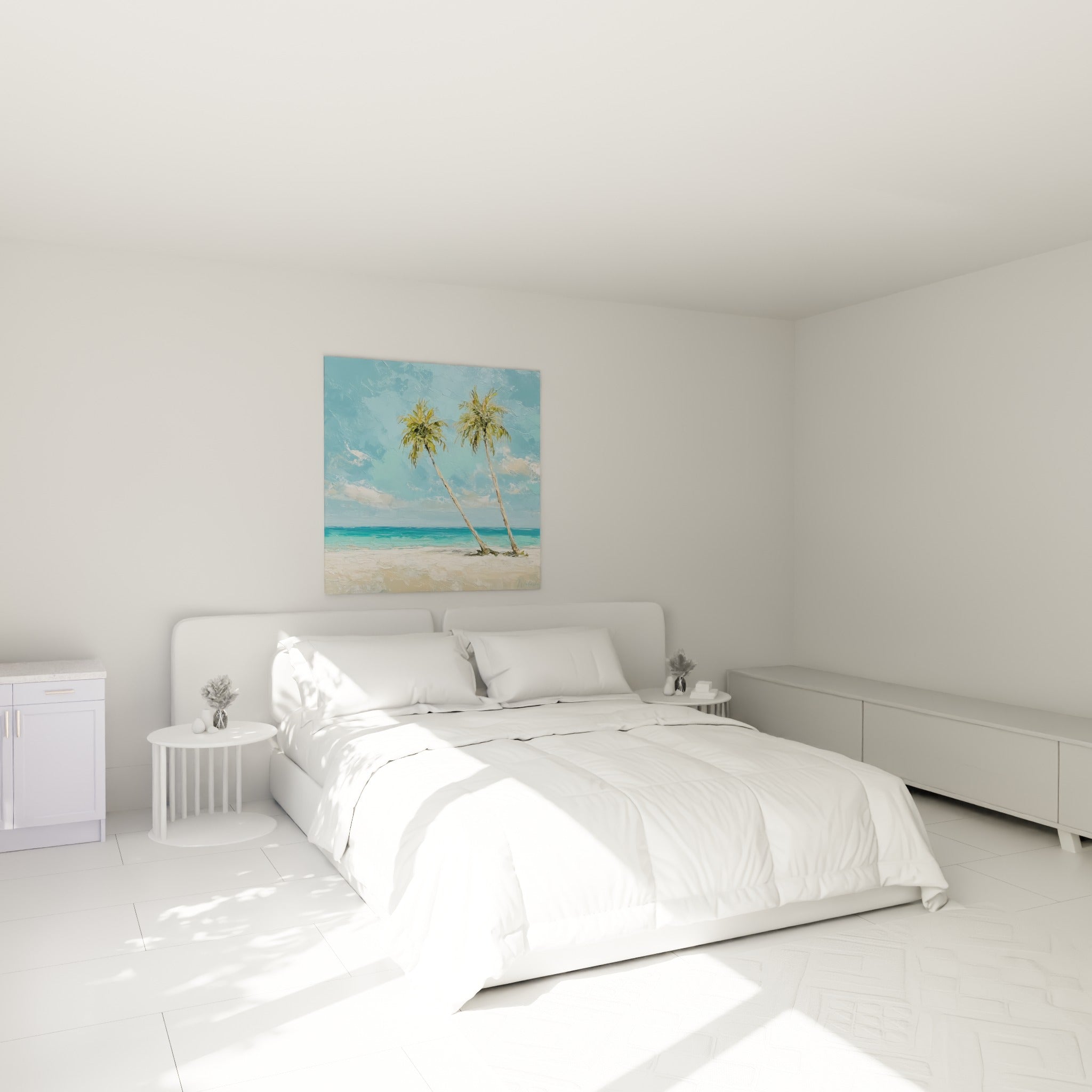 Palmiers inclinés aux couleurs turquoise et dorées accrochés au-dessus d'un lit dans une chambre claire