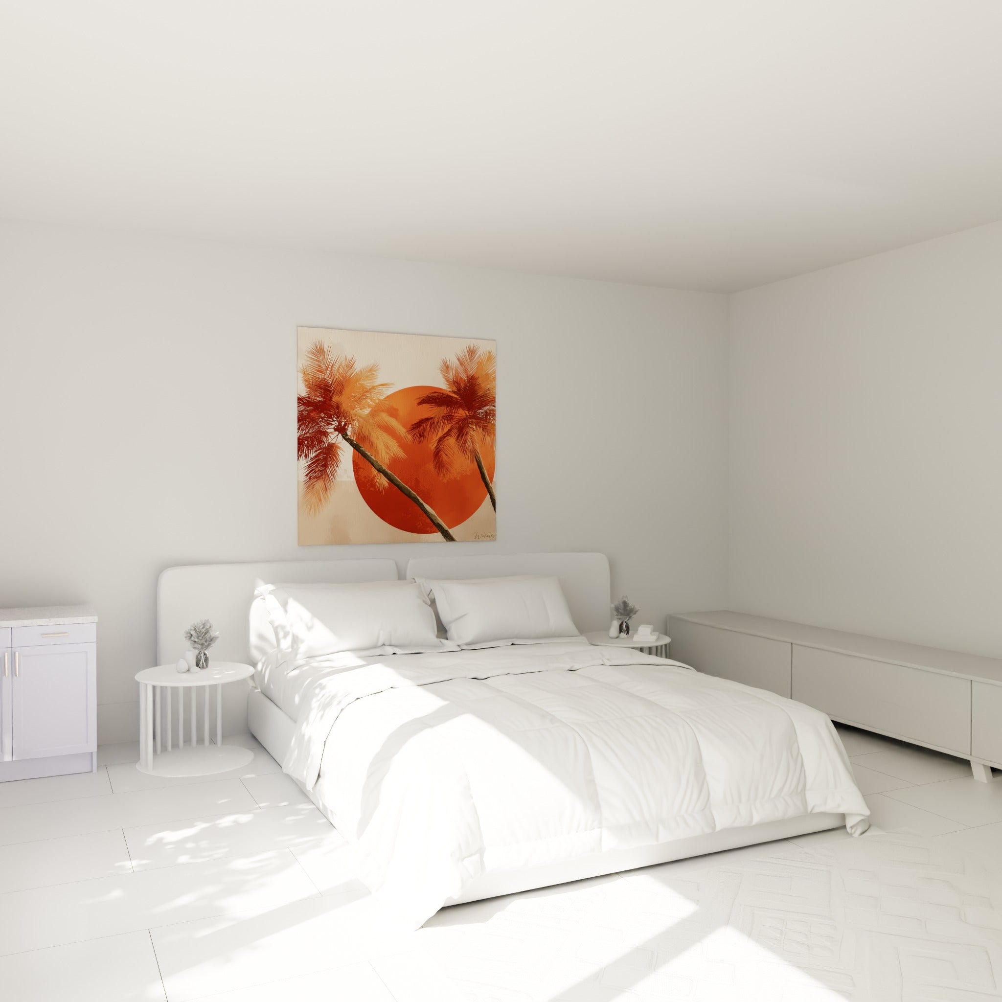 Frondes de palmier rouille et disque terracotta placés au-dessus d'un lit dans une chambre claire
