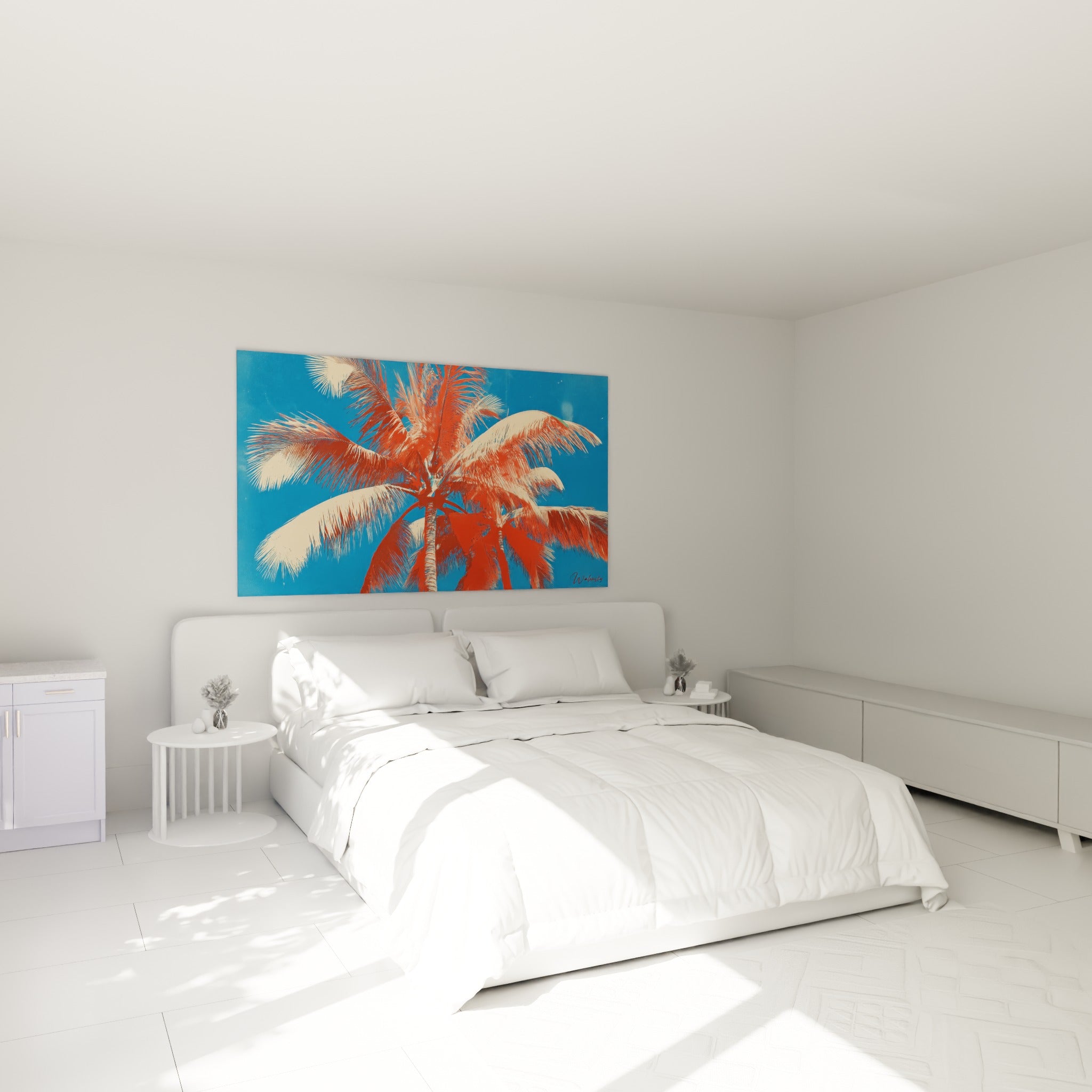 Feuillage de palmier corail et bleu se déployant au-dessus d'un lit dans une chambre claire