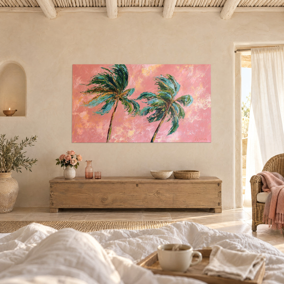 Tableau palmiers ébouriffés par la brise, palmes émeraude et sarcelle sur fond rose pêche, au-dessus d'un lit dans une chambre claire