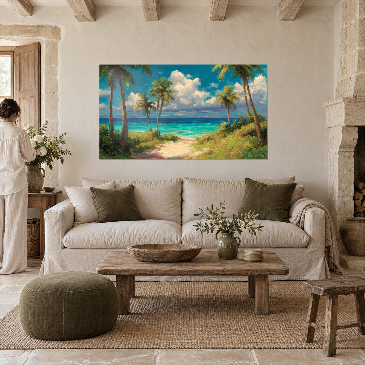 Tableau palmiers penchés sur une plage turquoise, nuages crème et sentier de sable, au-dessus d'un canapé dans un salon lumineux
