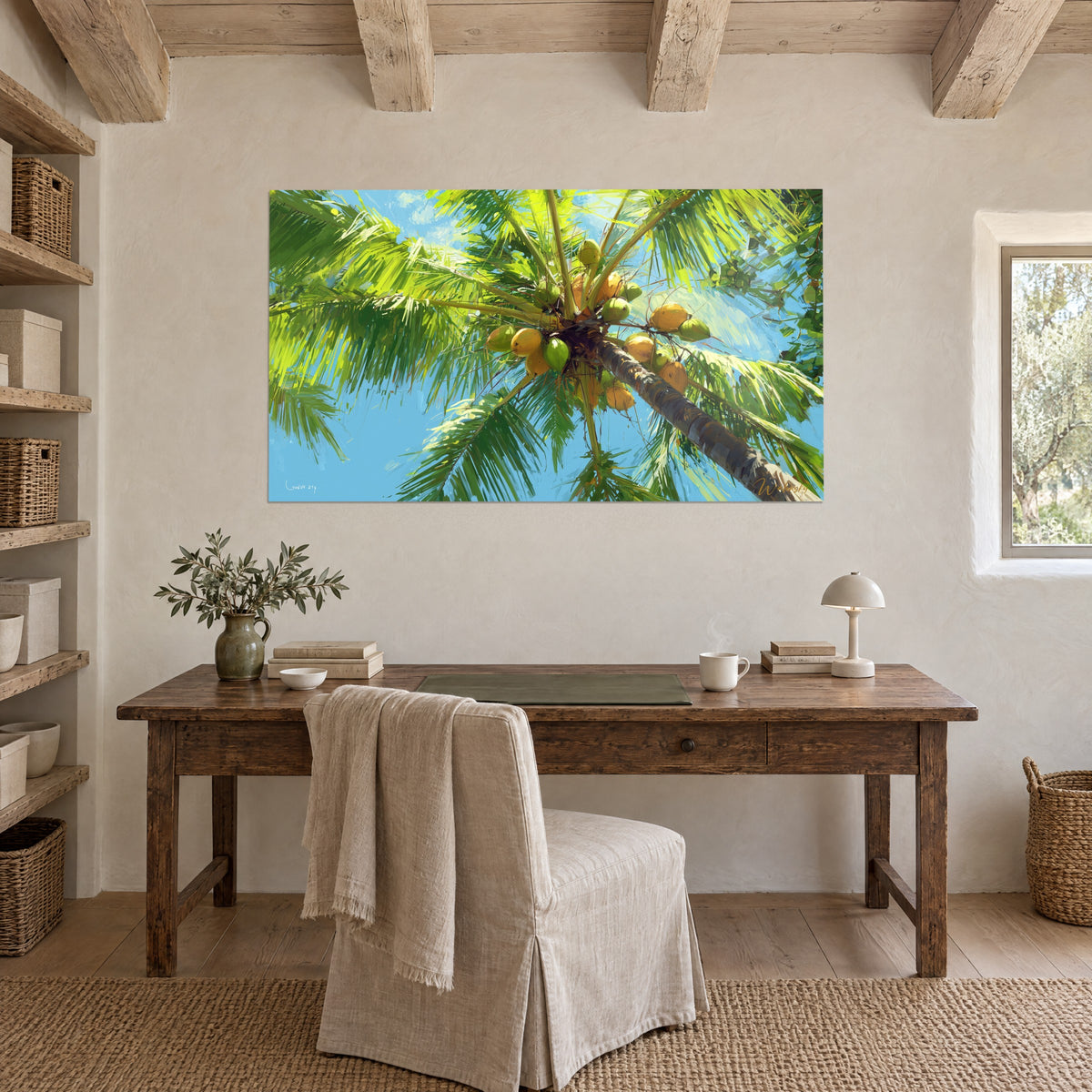 Cuadro hoja de palmera tropical con pinceladas verde anís, cocos ocres y cielo azul, colgado sobre un escritorio de madera