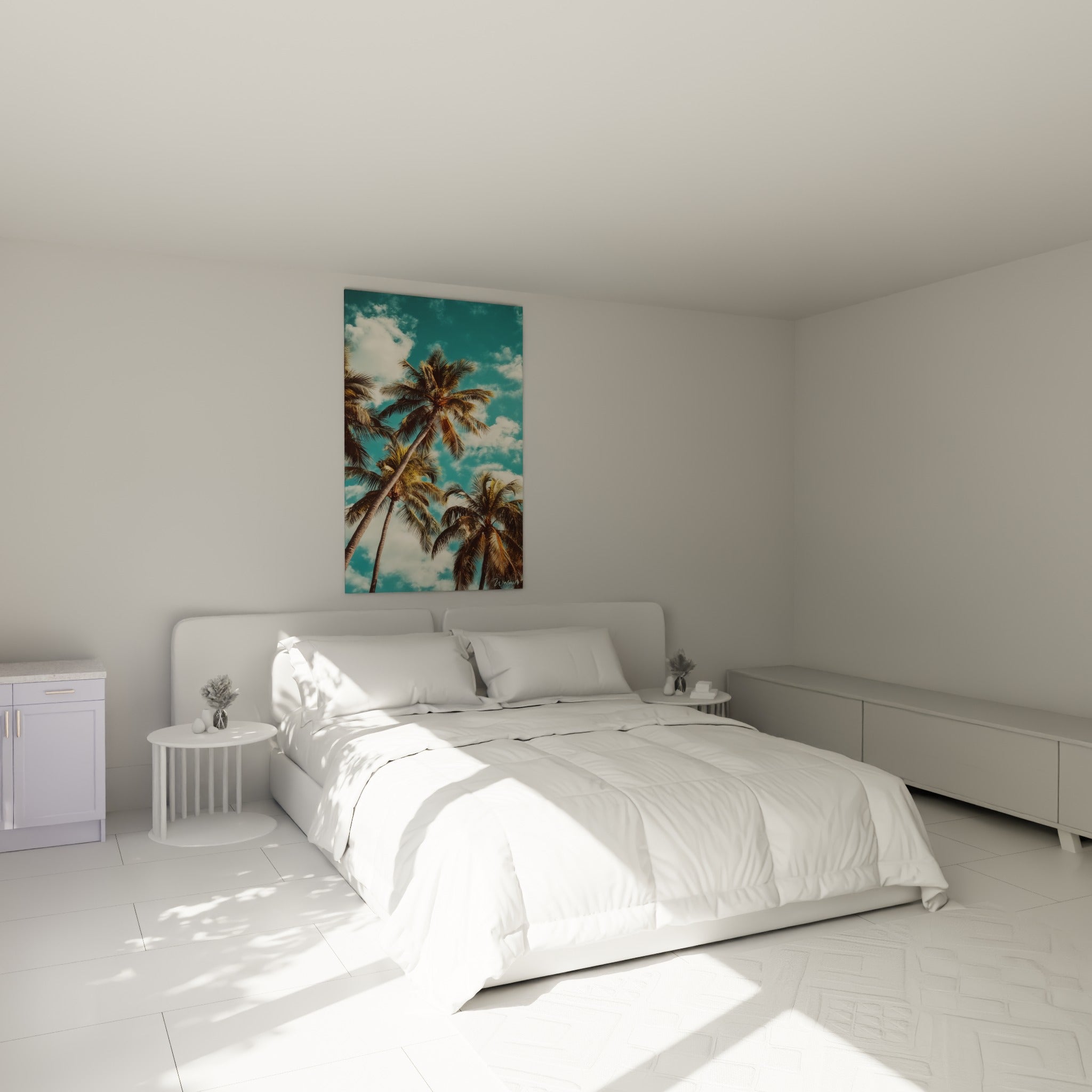 Palmiers dorés sur fond turquoise nuageux accrochés au-dessus d'un lit dans une chambre claire