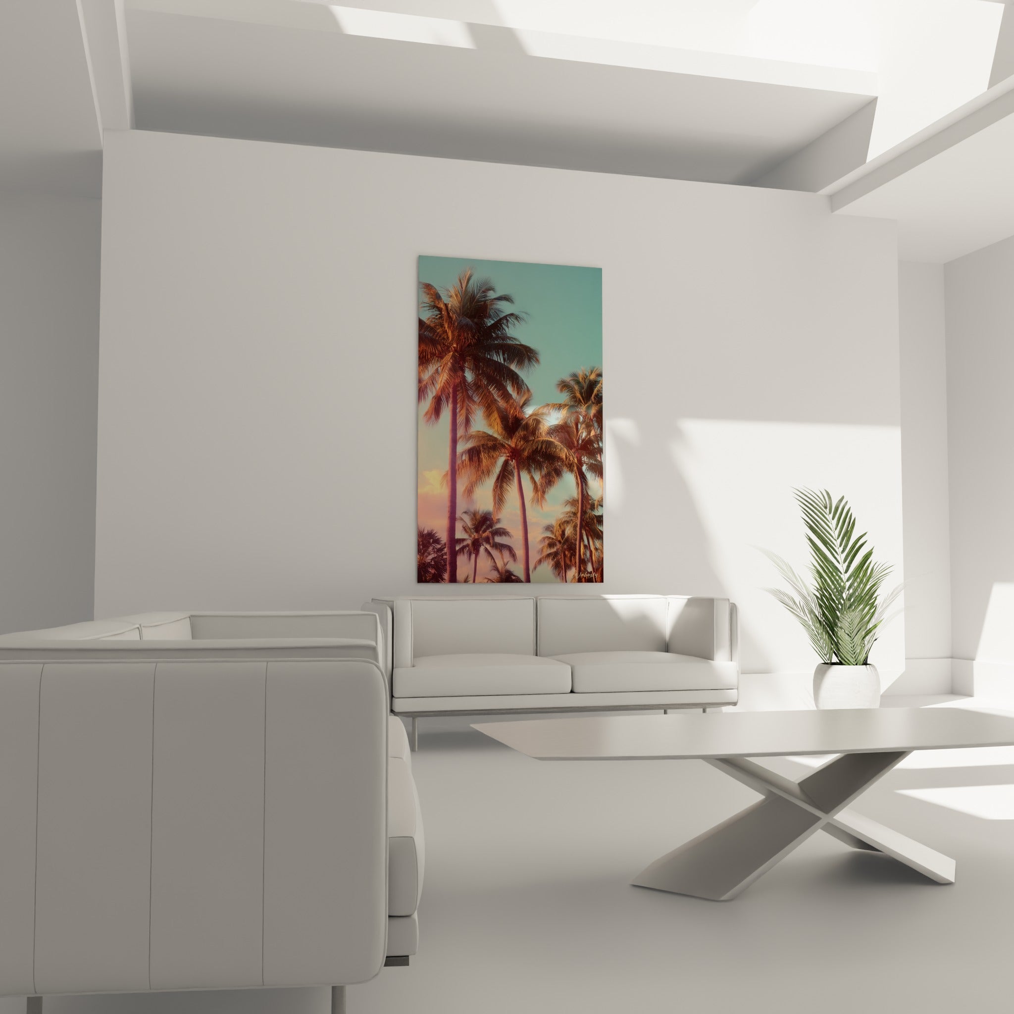 Palmiers élancés sur fond dégradé rose corail et bleu pastel, au-dessus d'un canapé dans un salon lumineux