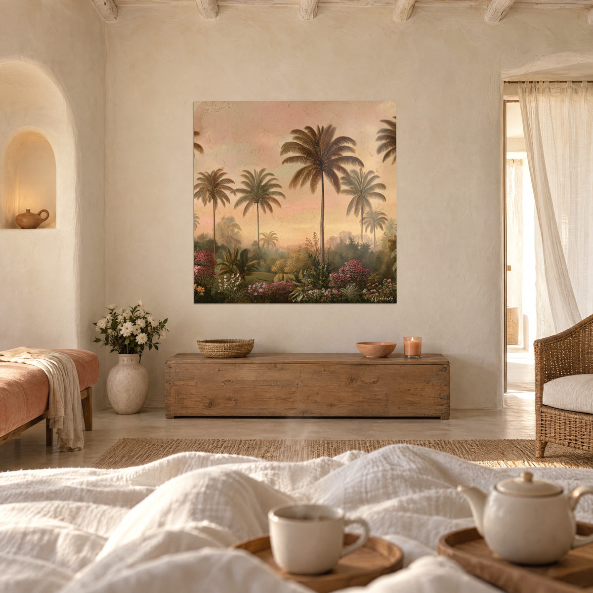 Cuadro palmeral marrón y rosa bajo un cielo agrietado, palmera central alta y flores fucsia, encima de una cama en un dormitorio luminoso