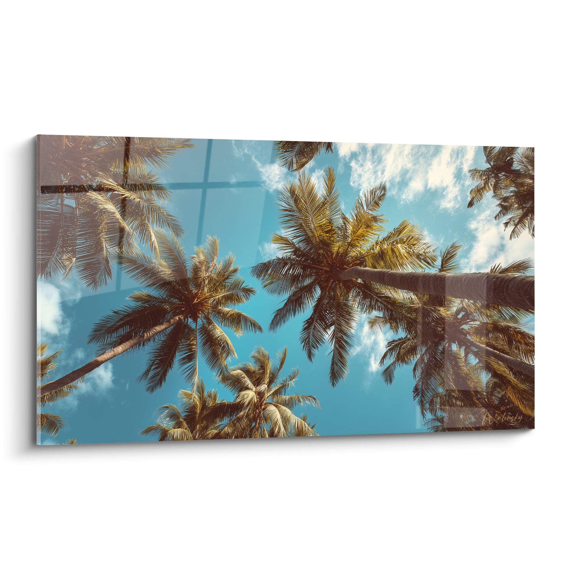 Palmiers vus du sol en contre-plongée, ciel bleu turquoise et nuages blancs, style rétro