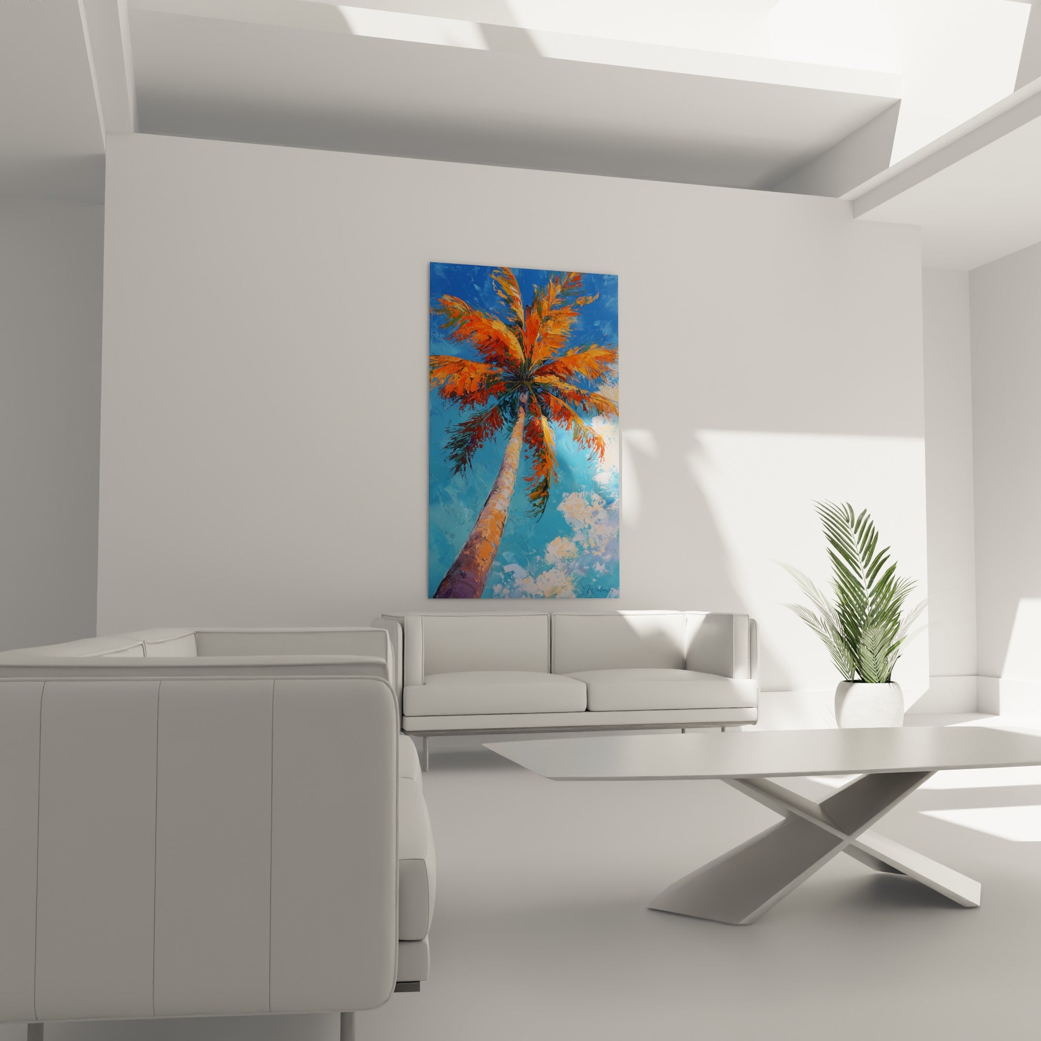Cime orangée du palmier contrastant avec le bleu profond du ciel, au-dessus d'un canapé dans un salon lumineux