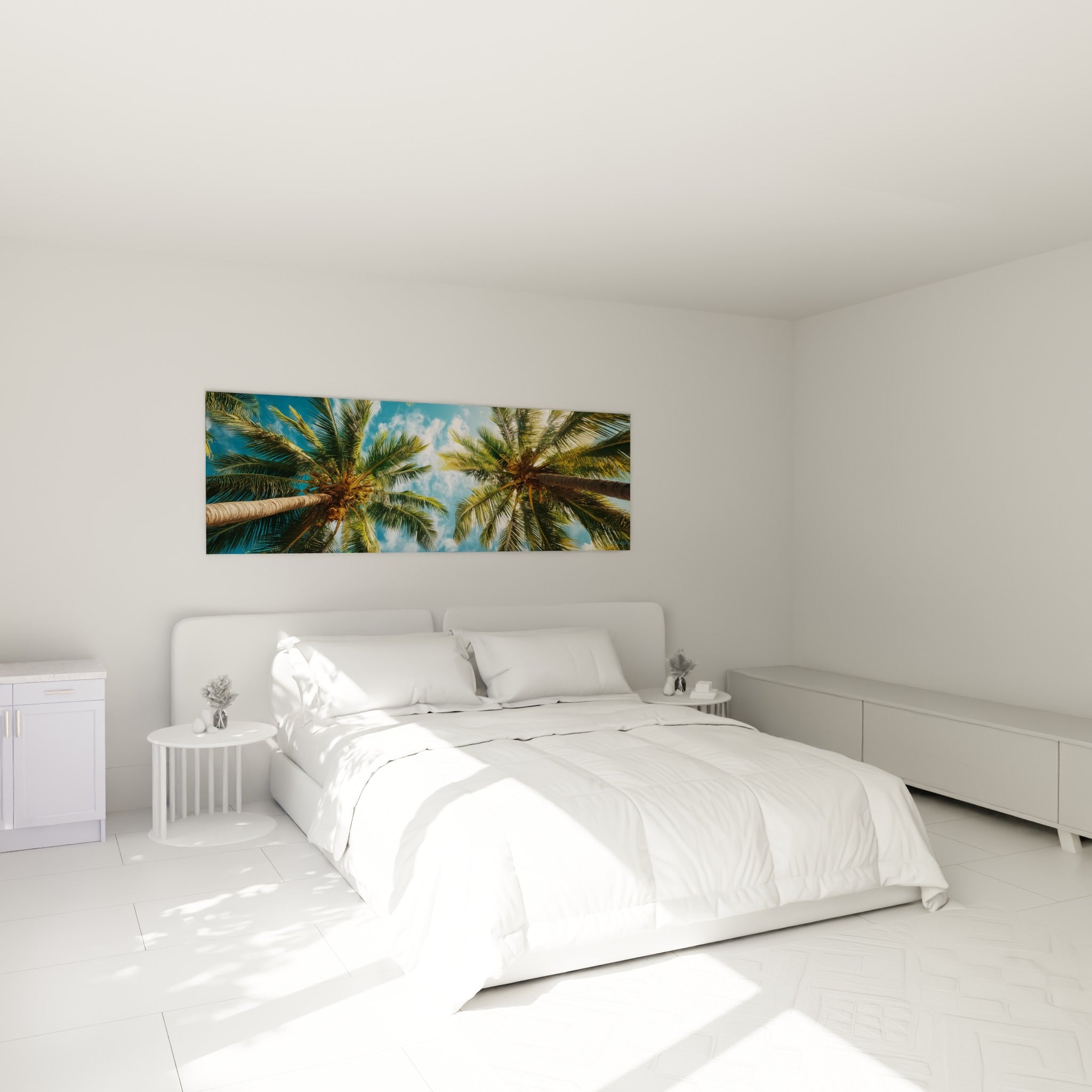 Palmiers tropicaux verts et ciel bleu accrochés au-dessus d'un lit dans une chambre claire