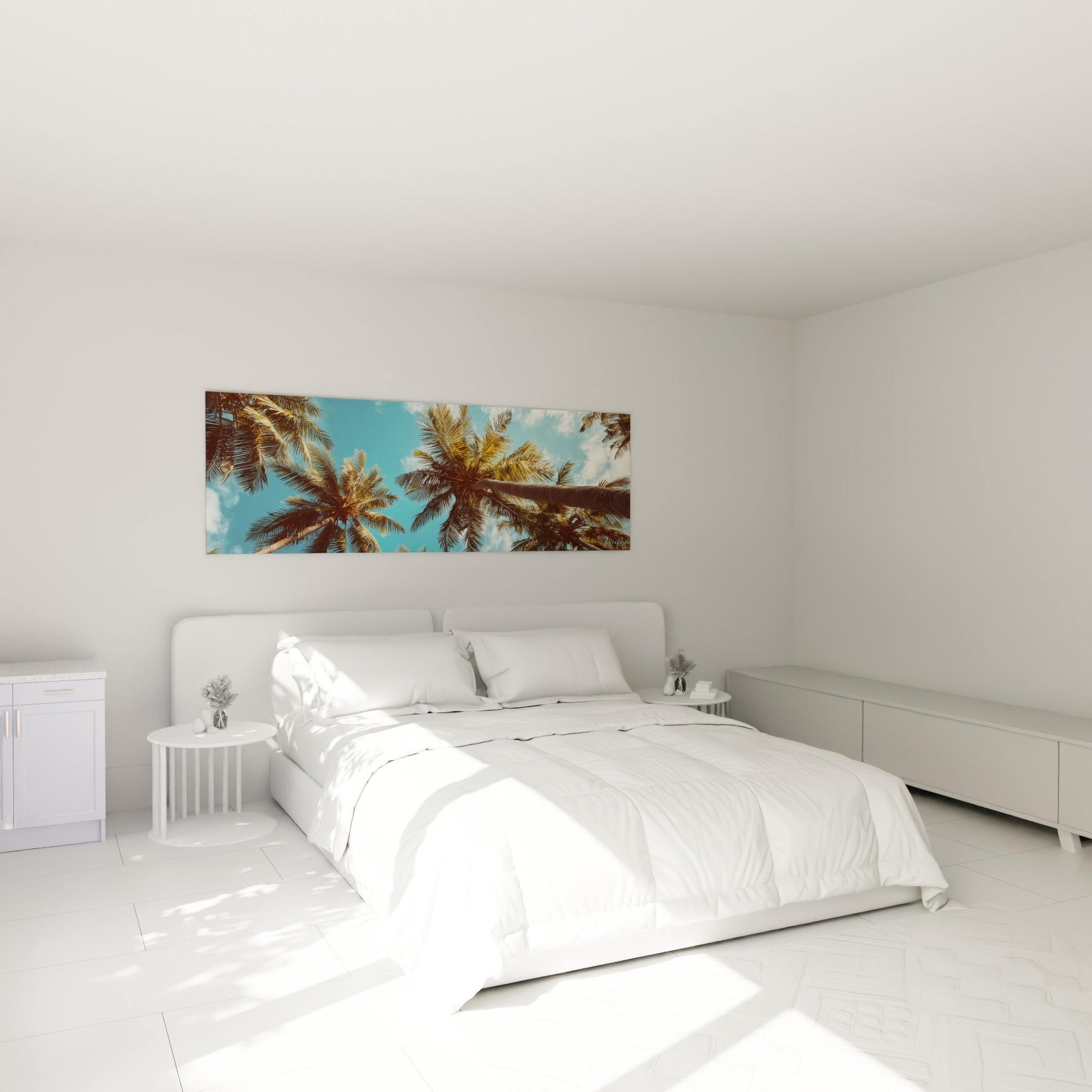 Cocotiers dorés et ciel turquoise en contre-plongée, au-dessus d'un lit dans une chambre claire