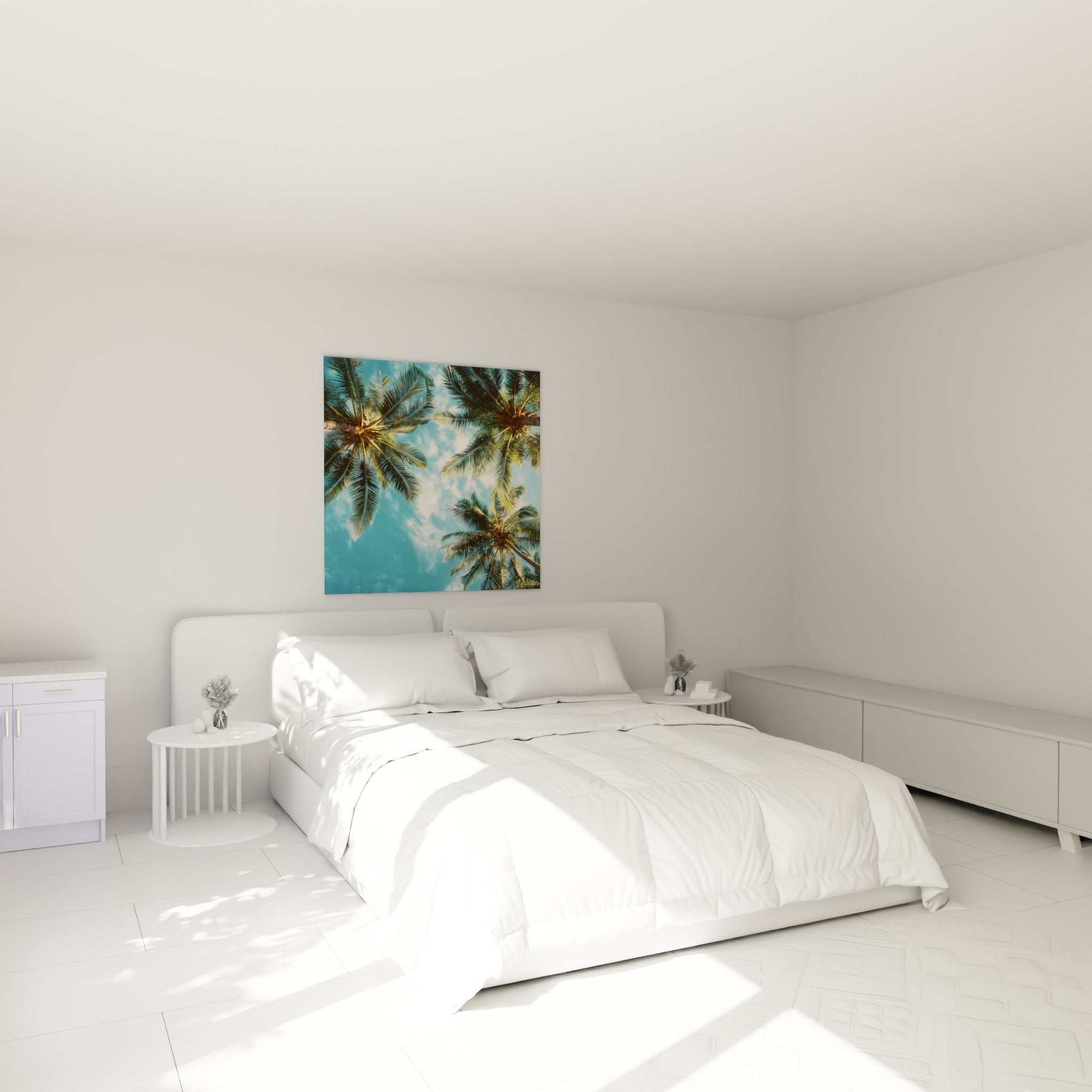 Cocotiers vus du sol sur fond de ciel turquoise nuageux, palette dorée, au-dessus d'un lit dans une chambre claire
