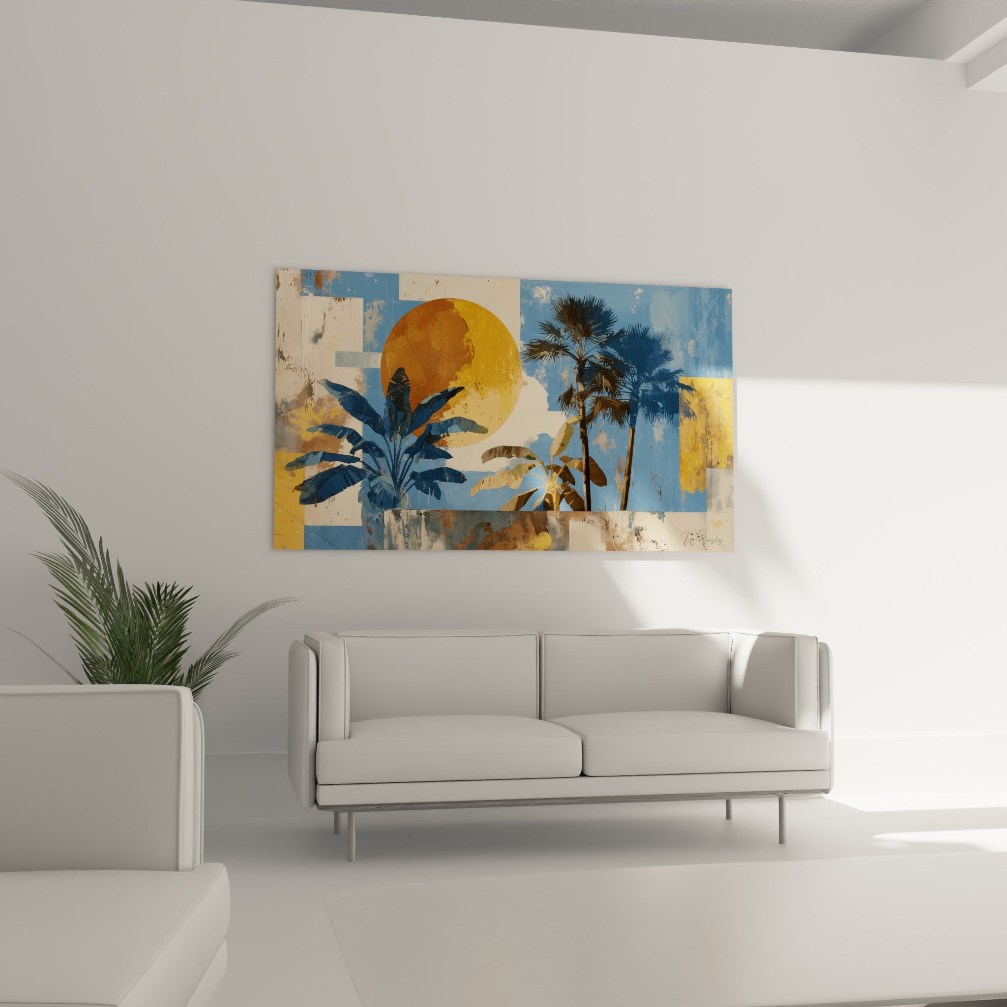 Feuillages tropicaux bleu marine et disque doré au-dessus d'un canapé dans un salon lumineux
