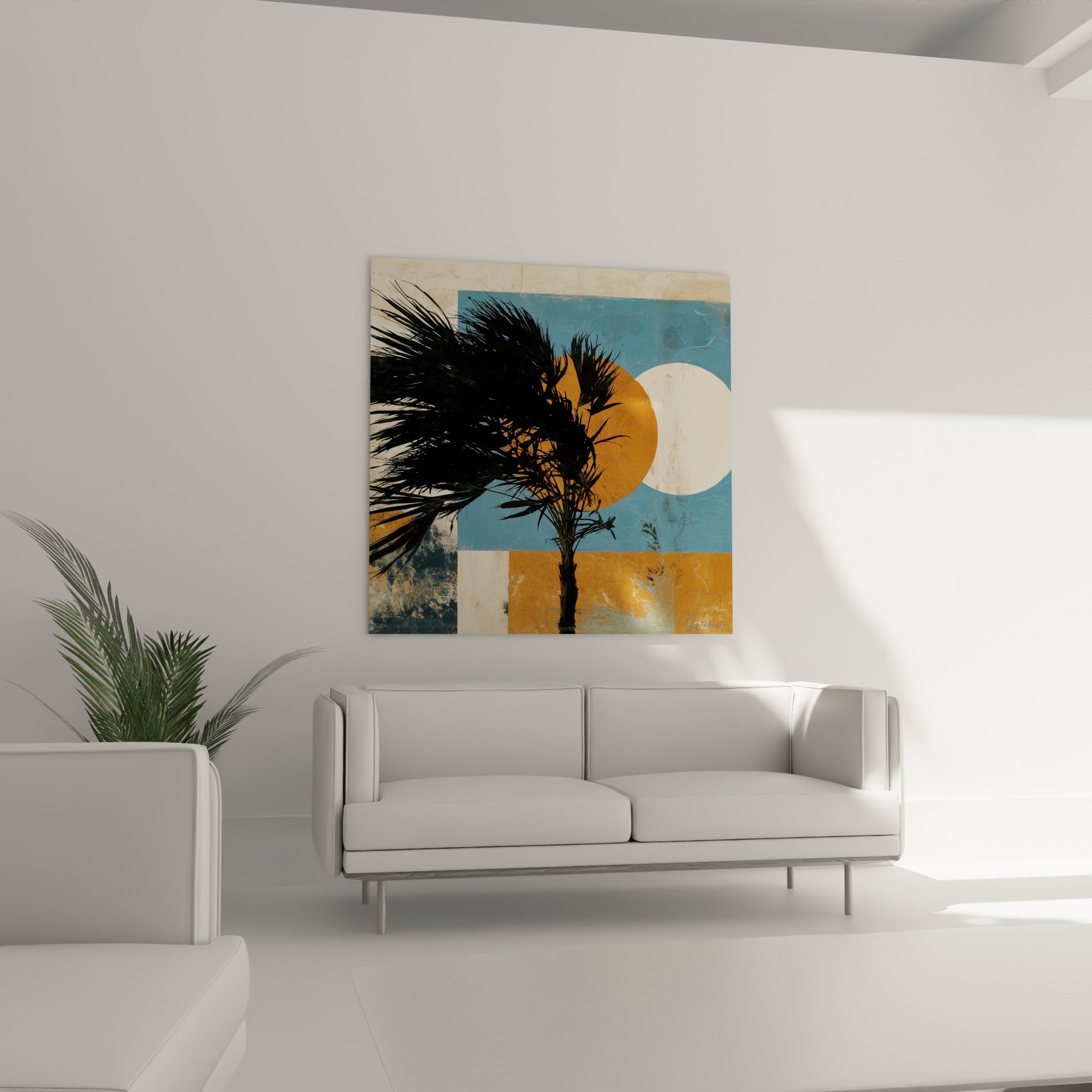 Palmes sombres et cercle doré composant ce tableau, au-dessus d'un canapé dans un salon lumineux