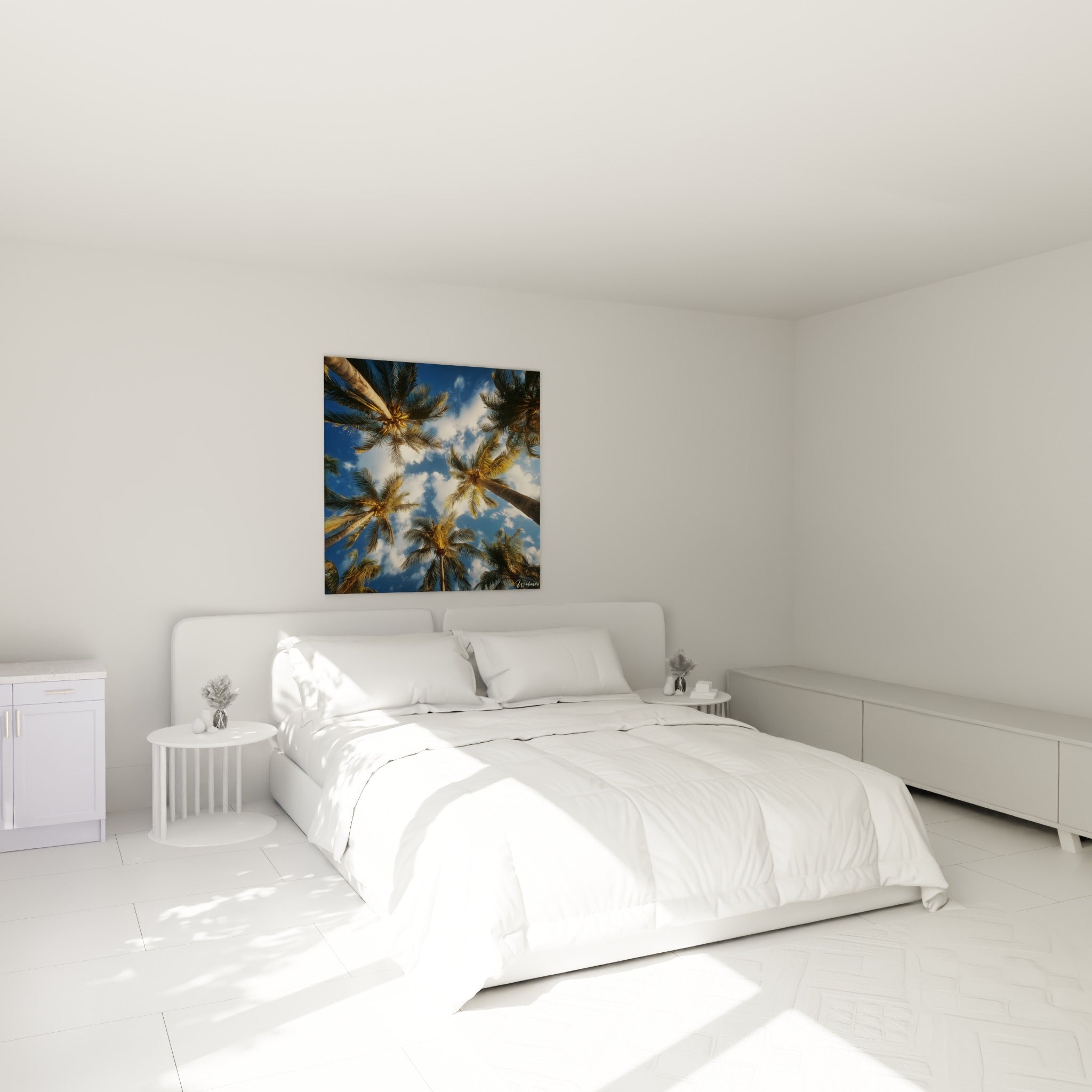 Palmiers dorés et ciel bleu marine nuageux au-dessus d'un lit dans une chambre claire