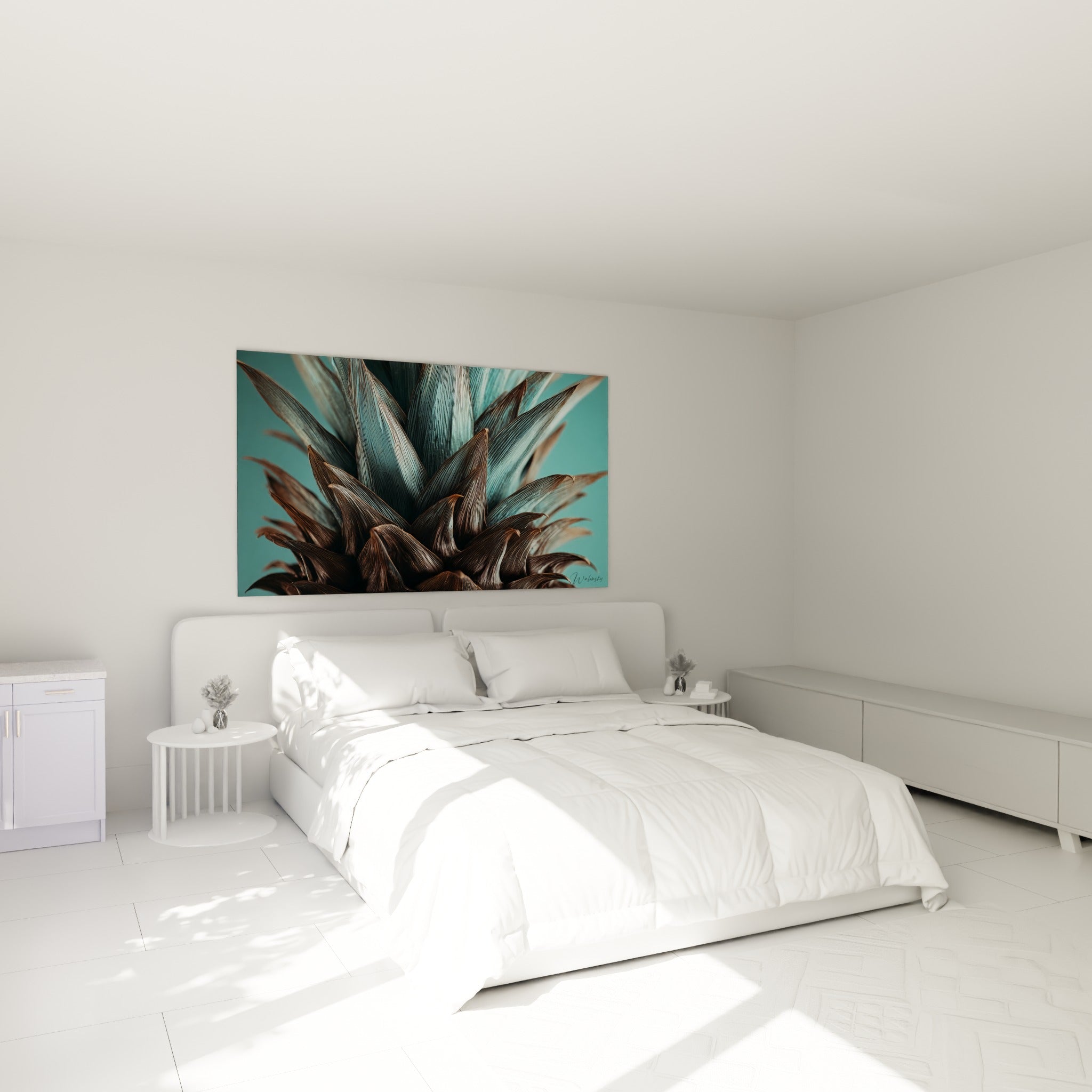 Feuillage de palmier bronze et turquoise accroché au-dessus d'un lit dans une chambre claire