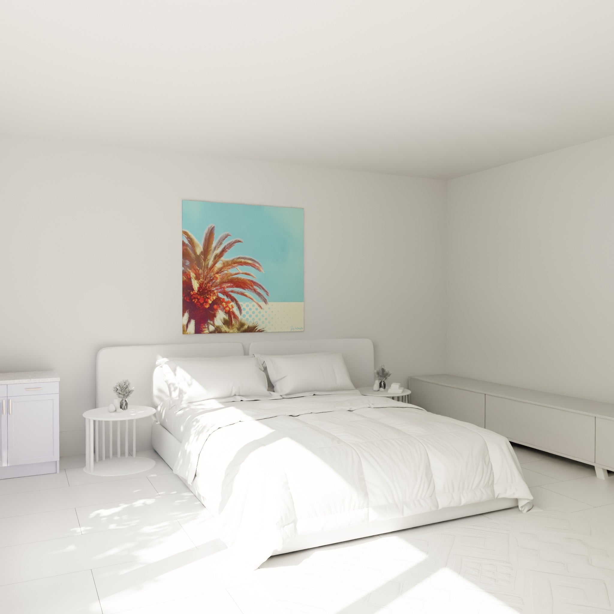 Feuillage doré du palmier sur ciel azur accroché au-dessus d'un lit dans une chambre claire
