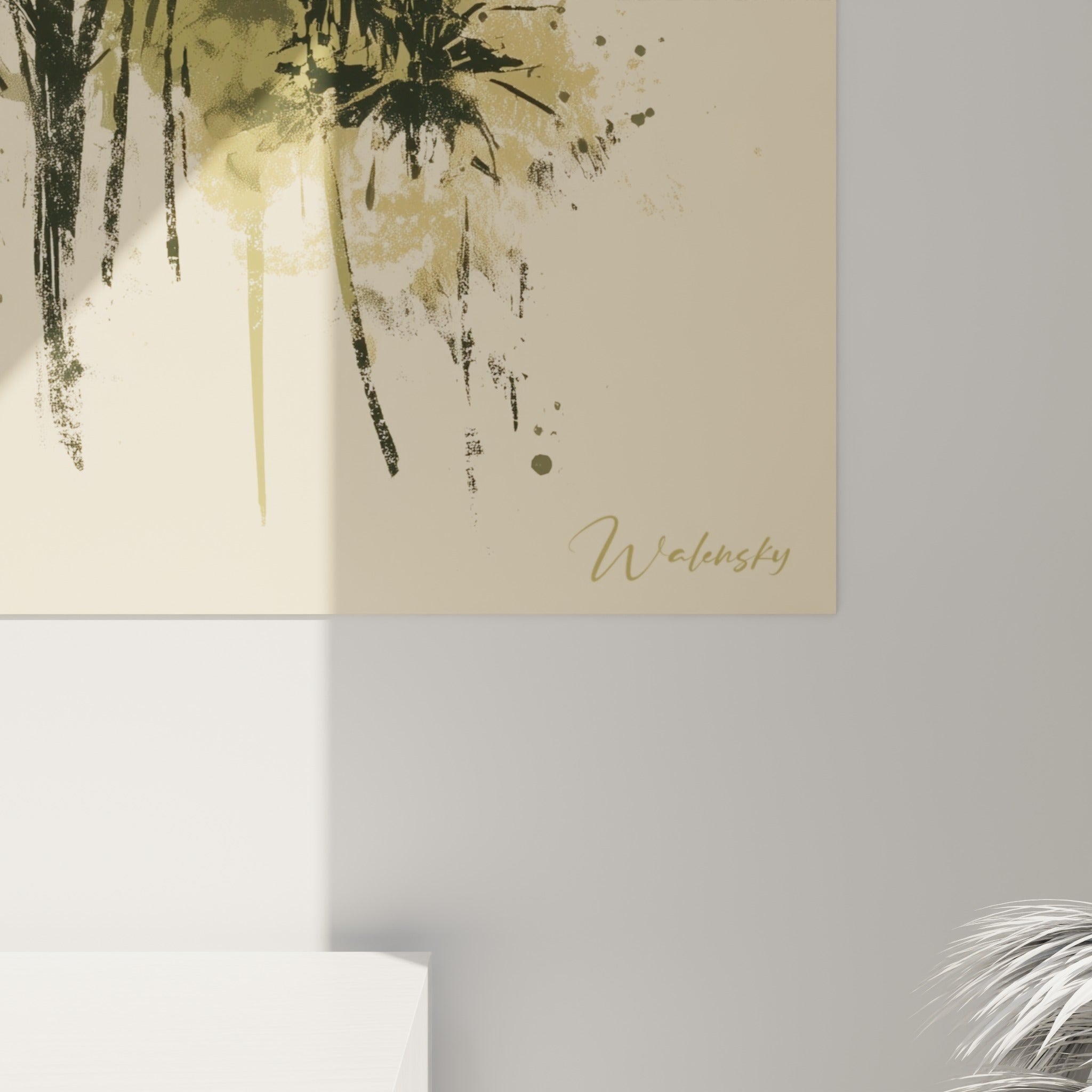 Détail des coulures noires et des éclaboussures vert olive sur fond sable texturé