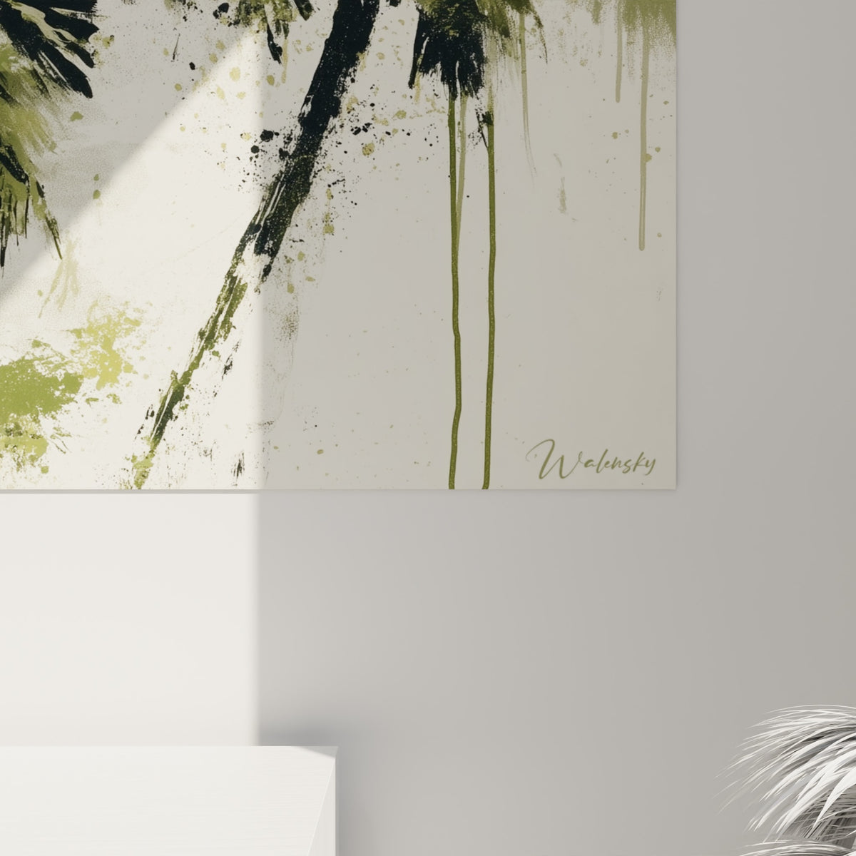 Détail des coulures noires et éclaboussures vert olive sur toile ivoire, matière encrée et texturée