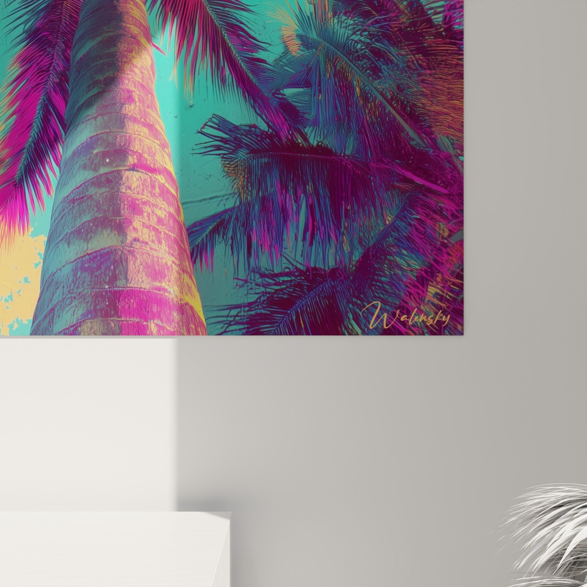 Détail des palmes turquoise et magenta du palmier, texture fibreuse et coulures colorées visibles