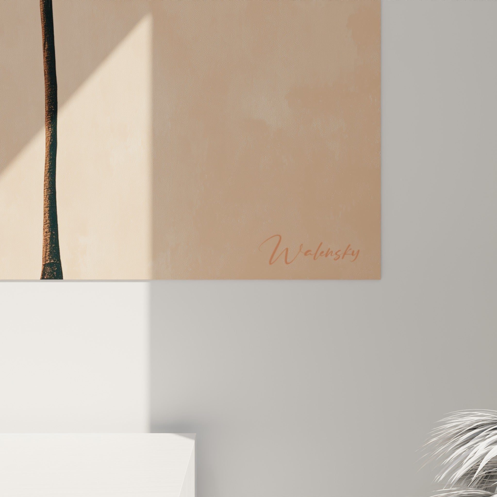 Détail du tronc fin et des palmes graphiques noires contrastant avec les nuances terracotta et rosées du fond