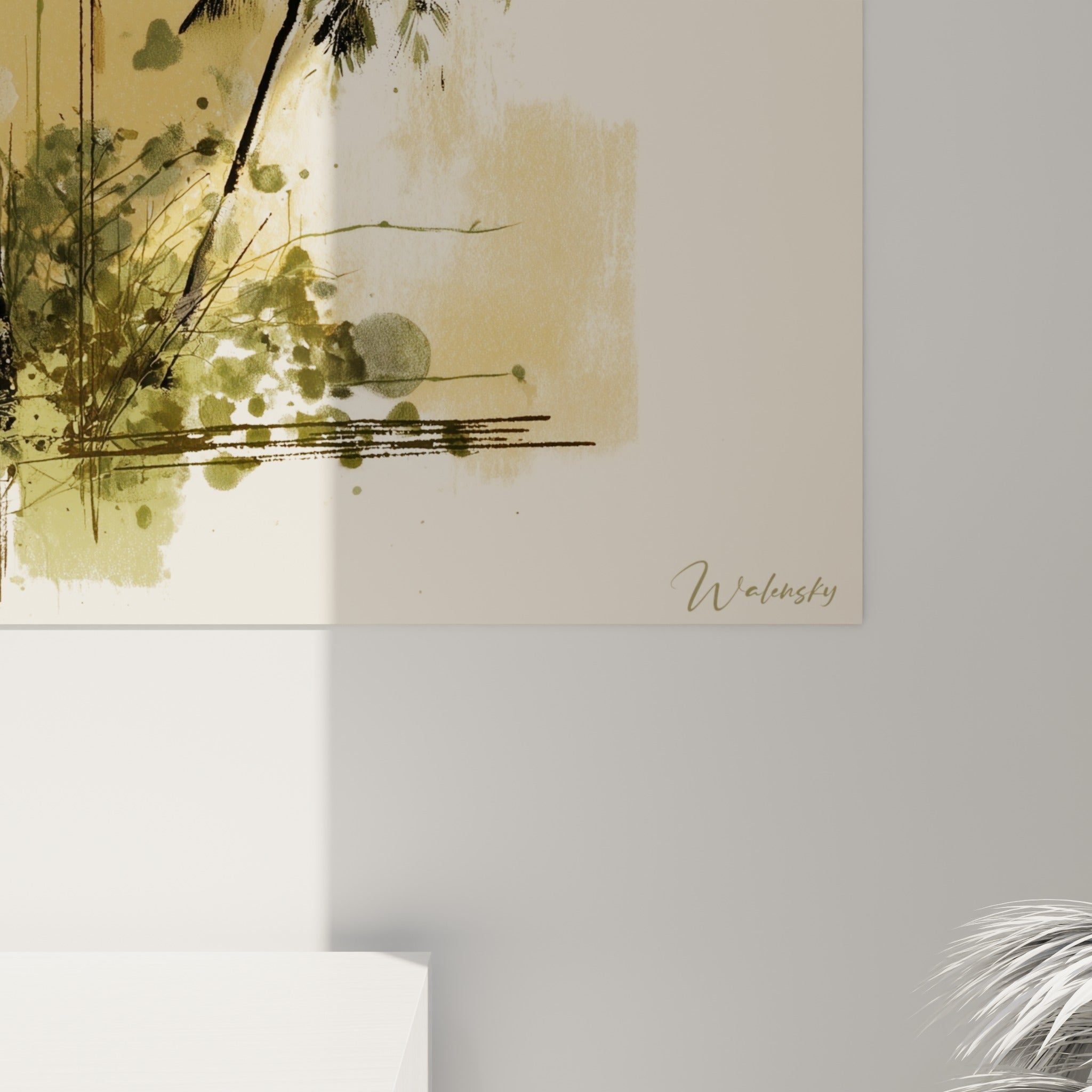 Détail des feuillages vert olive et éclaboussures noires sur fond crème texturé du tableau palmier