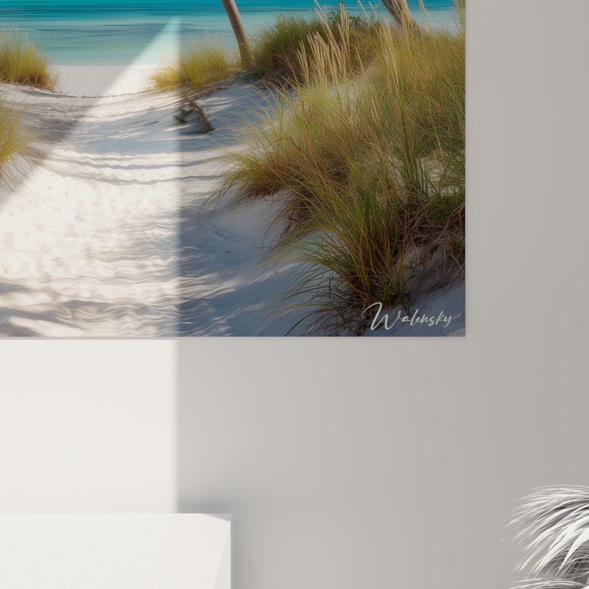 Détail des palmes vert émeraude et du sable blanc granuleux sous un ciel bleu nuageux sur l'œuvre encadrée