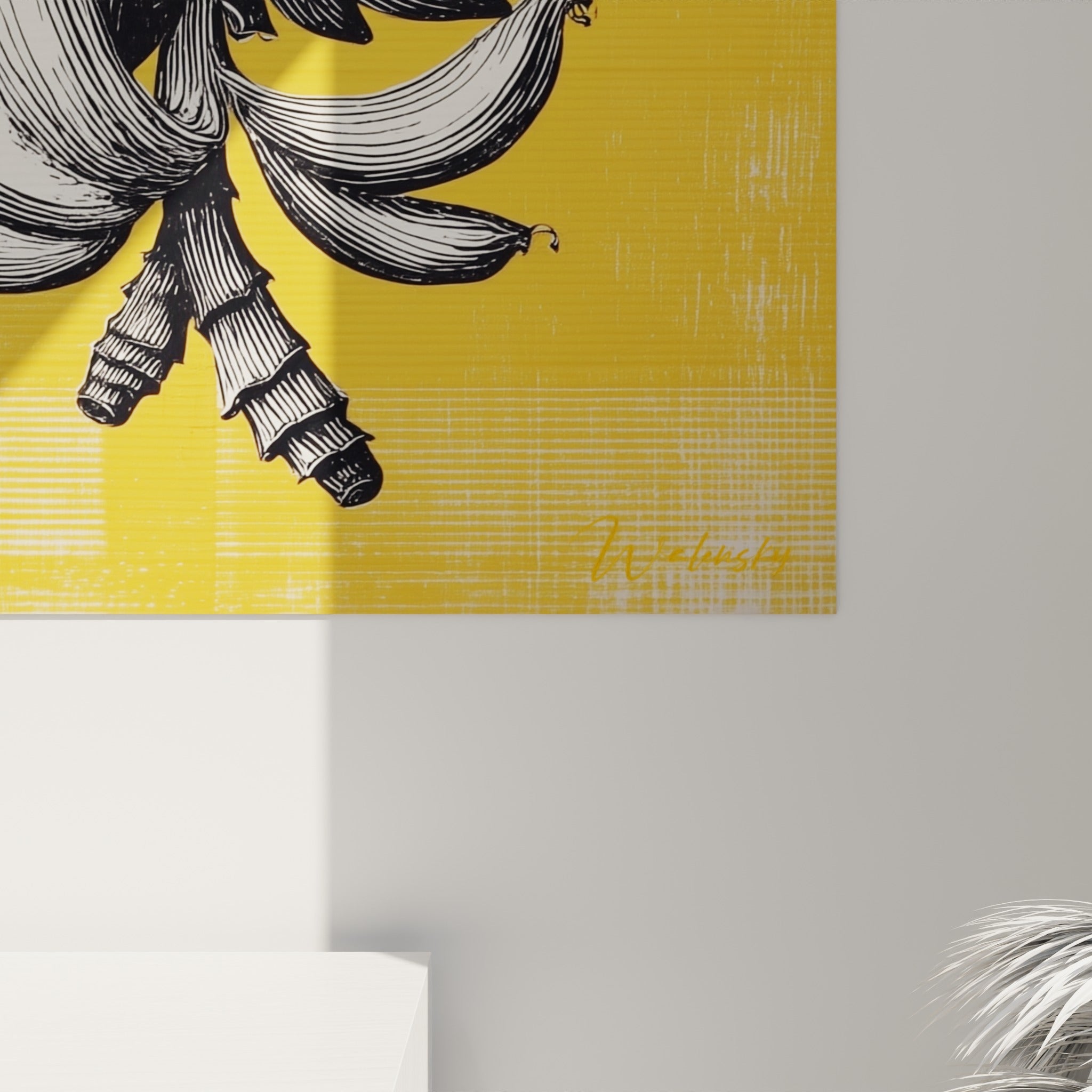 Détail du trait noir fin et du grain jaune moutarde texturé sur cette œuvre de bananier accrochée