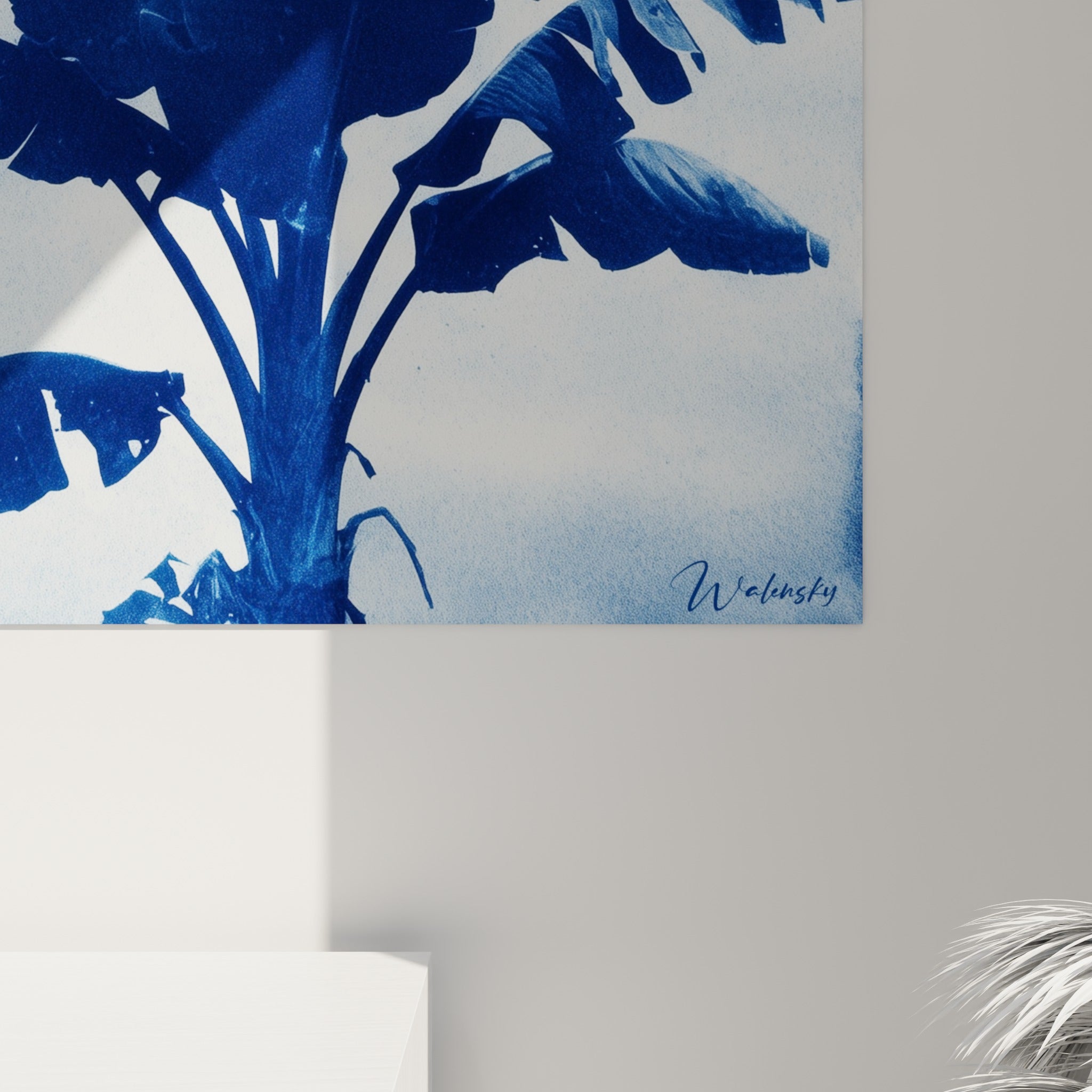 Détail des feuilles du Palmier montrant les nuances de bleu profond et les nervures texturées de l'impression