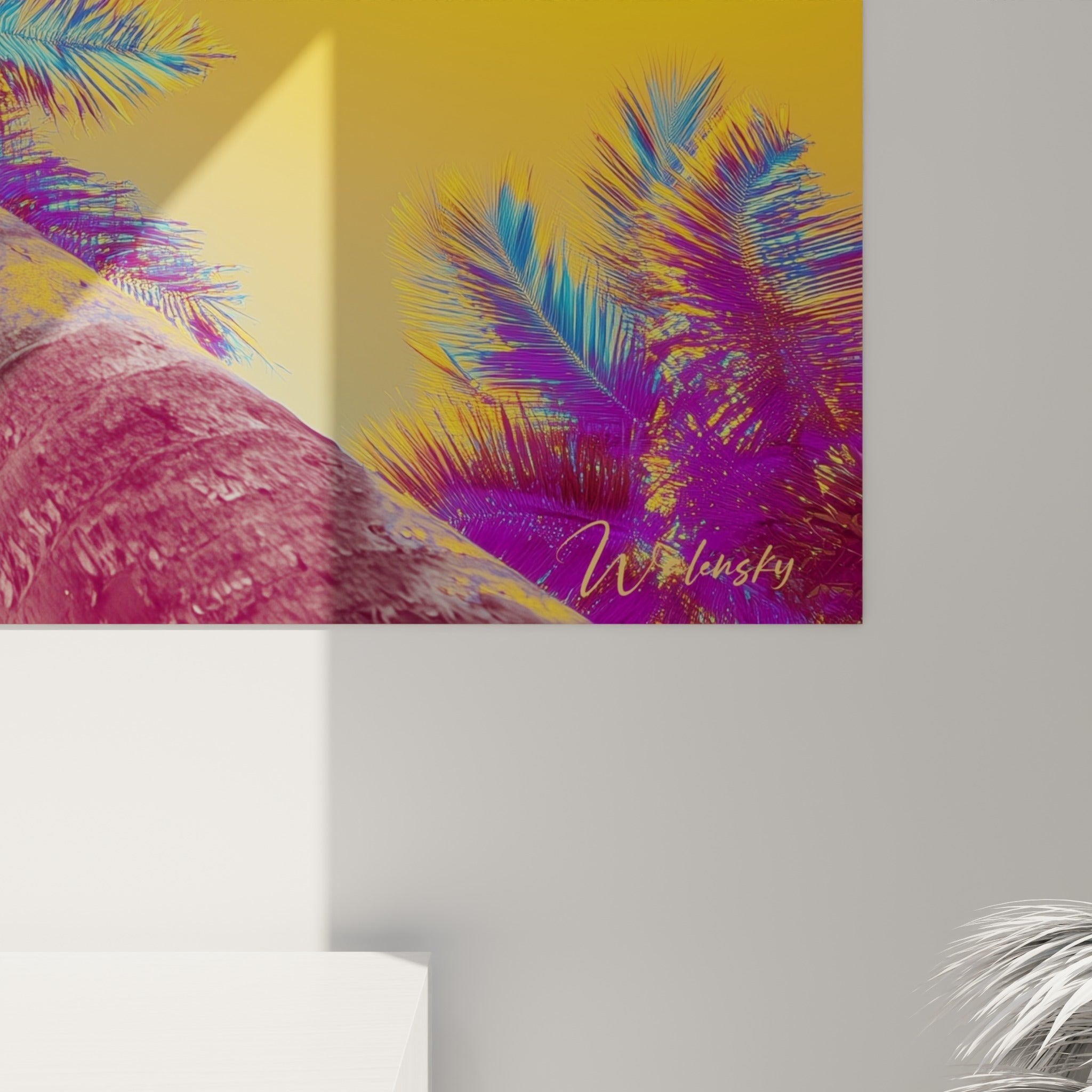 Détail de l'impression montrant les nervures magenta et turquoise des palmes contre le fond doré