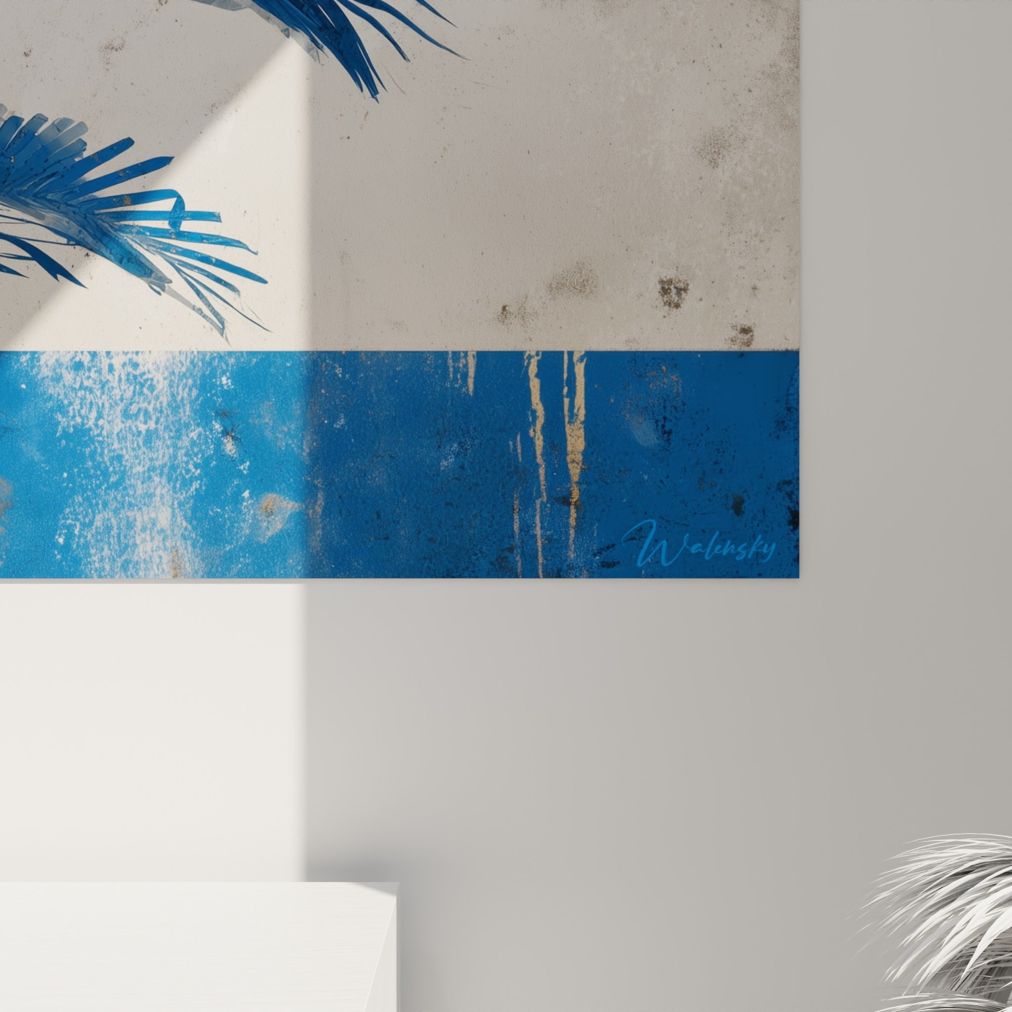 Détail des palmes bleu marine texturées et du soleil ocre tacheté sur la toile accrochée