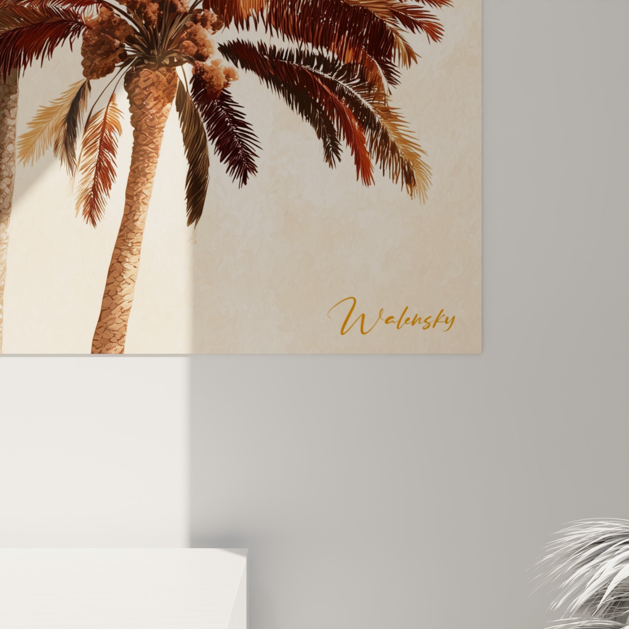 Détail des palmes brun sépia et ocre doré révélant la finesse du trait et la texture du fond beige