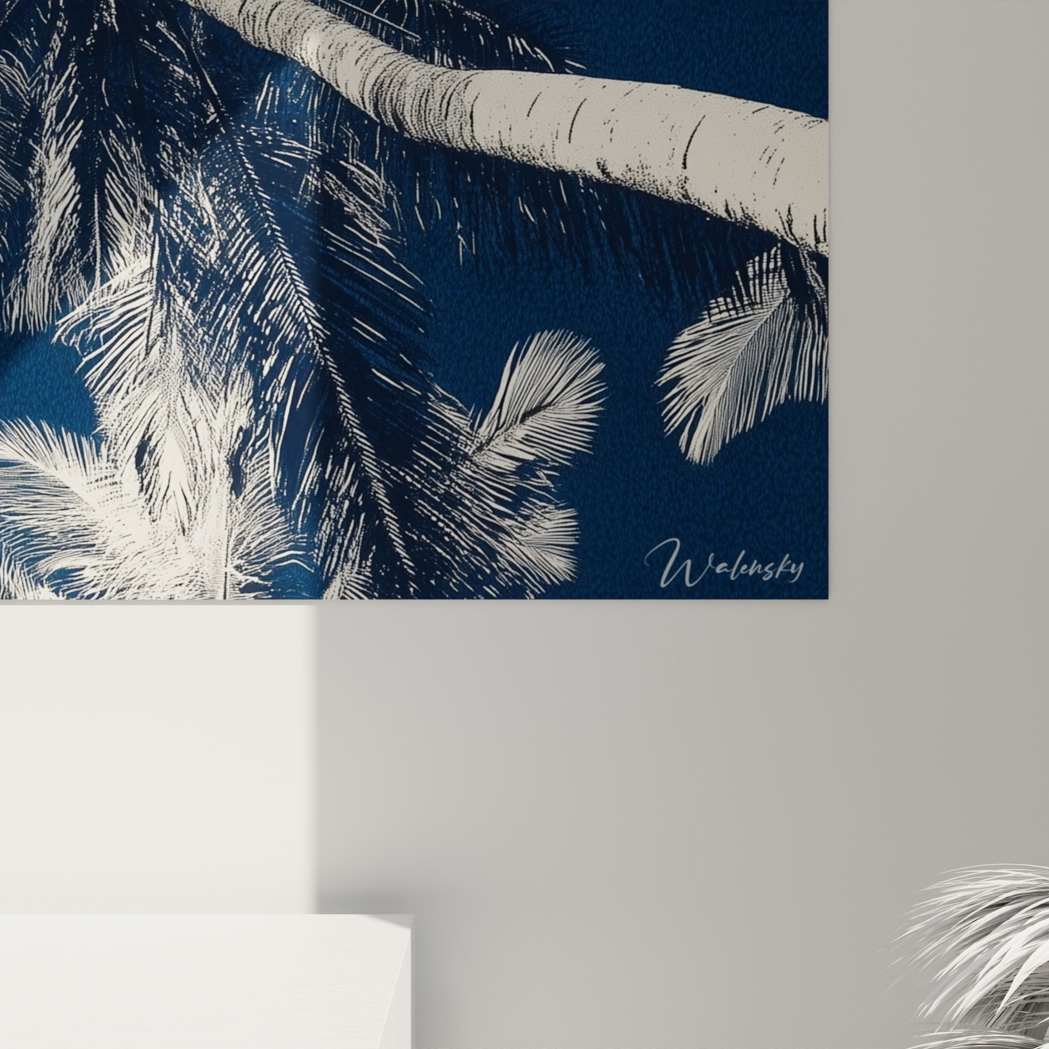 Détail des nervures blanches et du grain du tronc crème, matière veloutée sur toile bleu marine