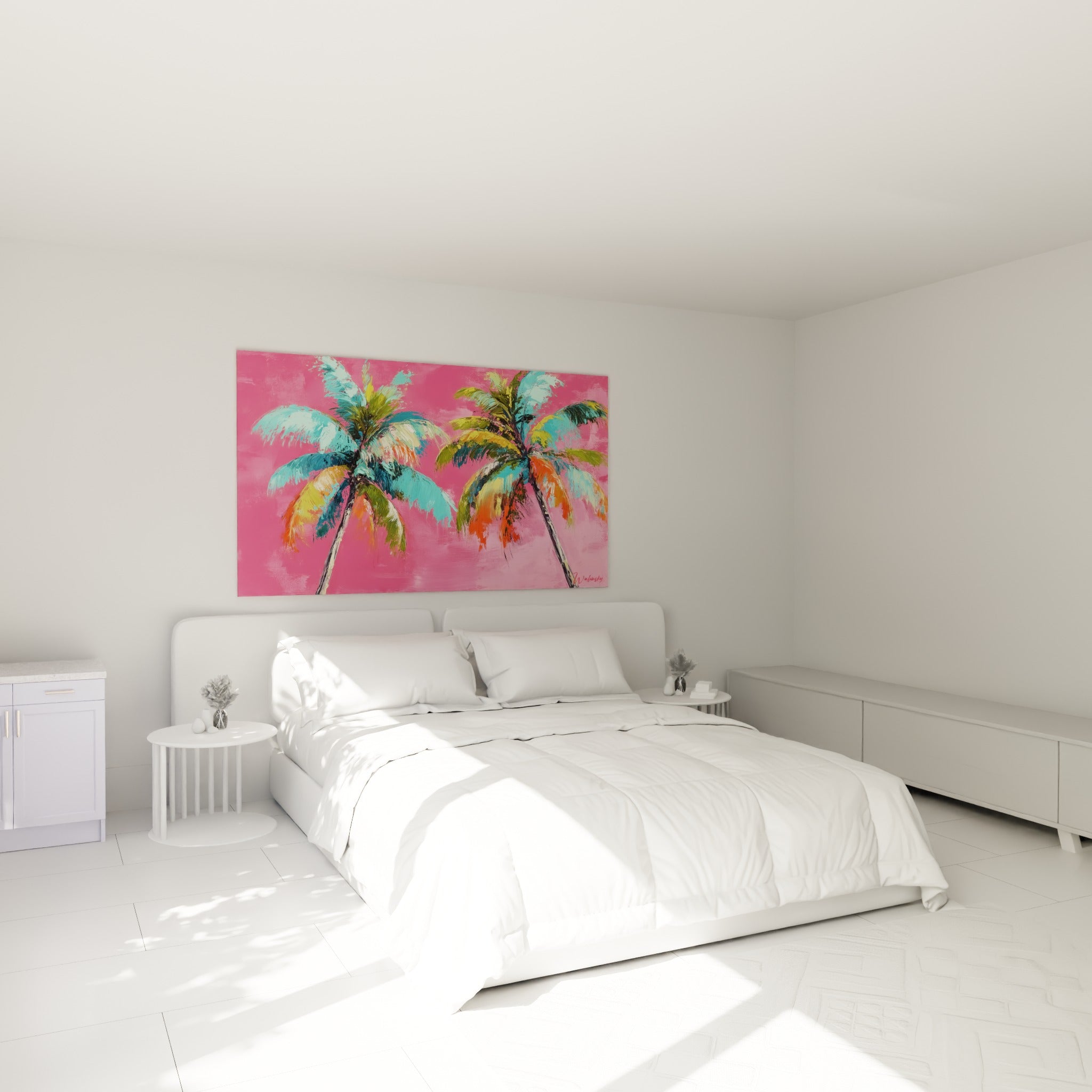 Palmiers colorés turquoise et corail suspendus au-dessus d'un lit dans une chambre claire