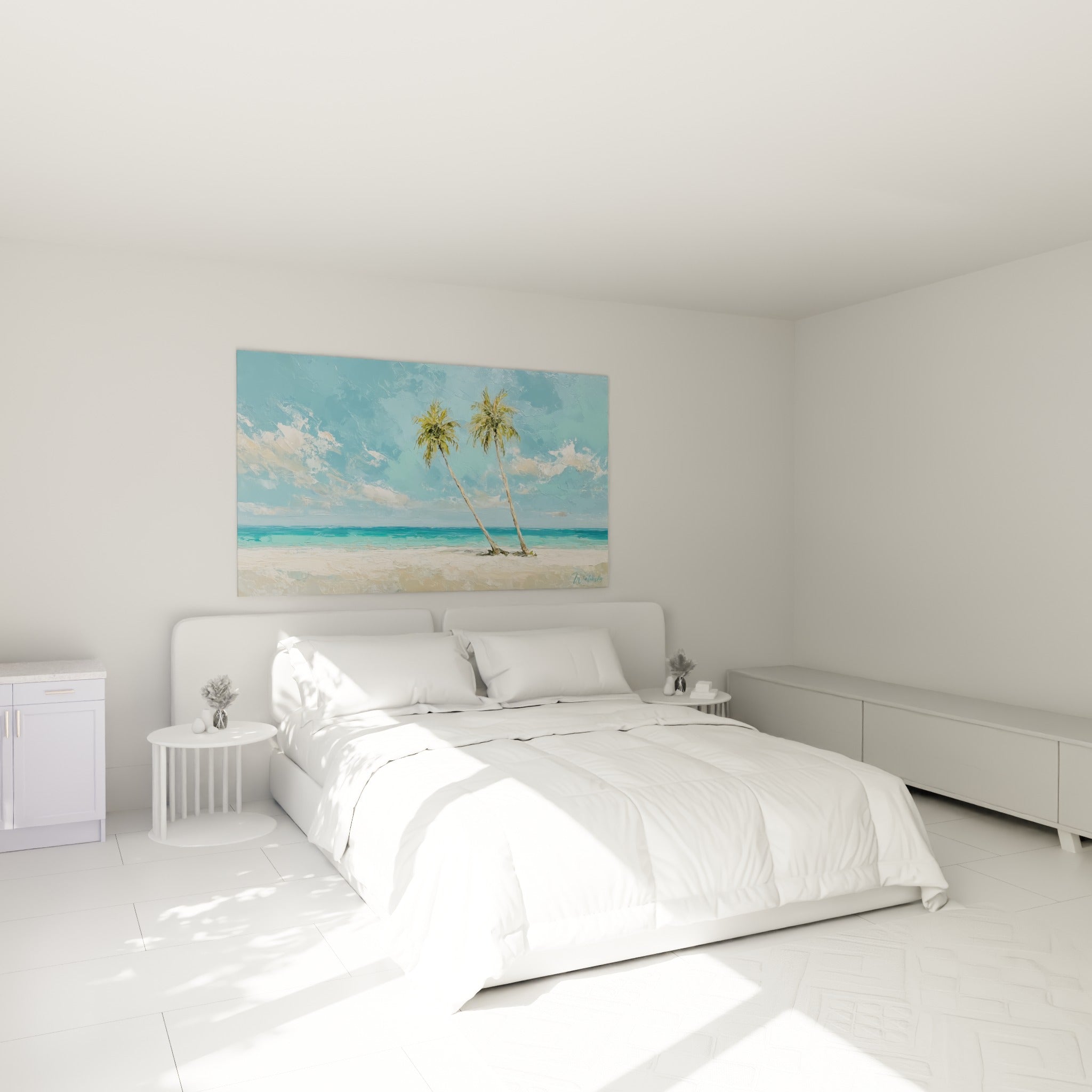 Palmiers turquoise et sable peints au couteau, accrochés au-dessus d'un lit dans une chambre claire